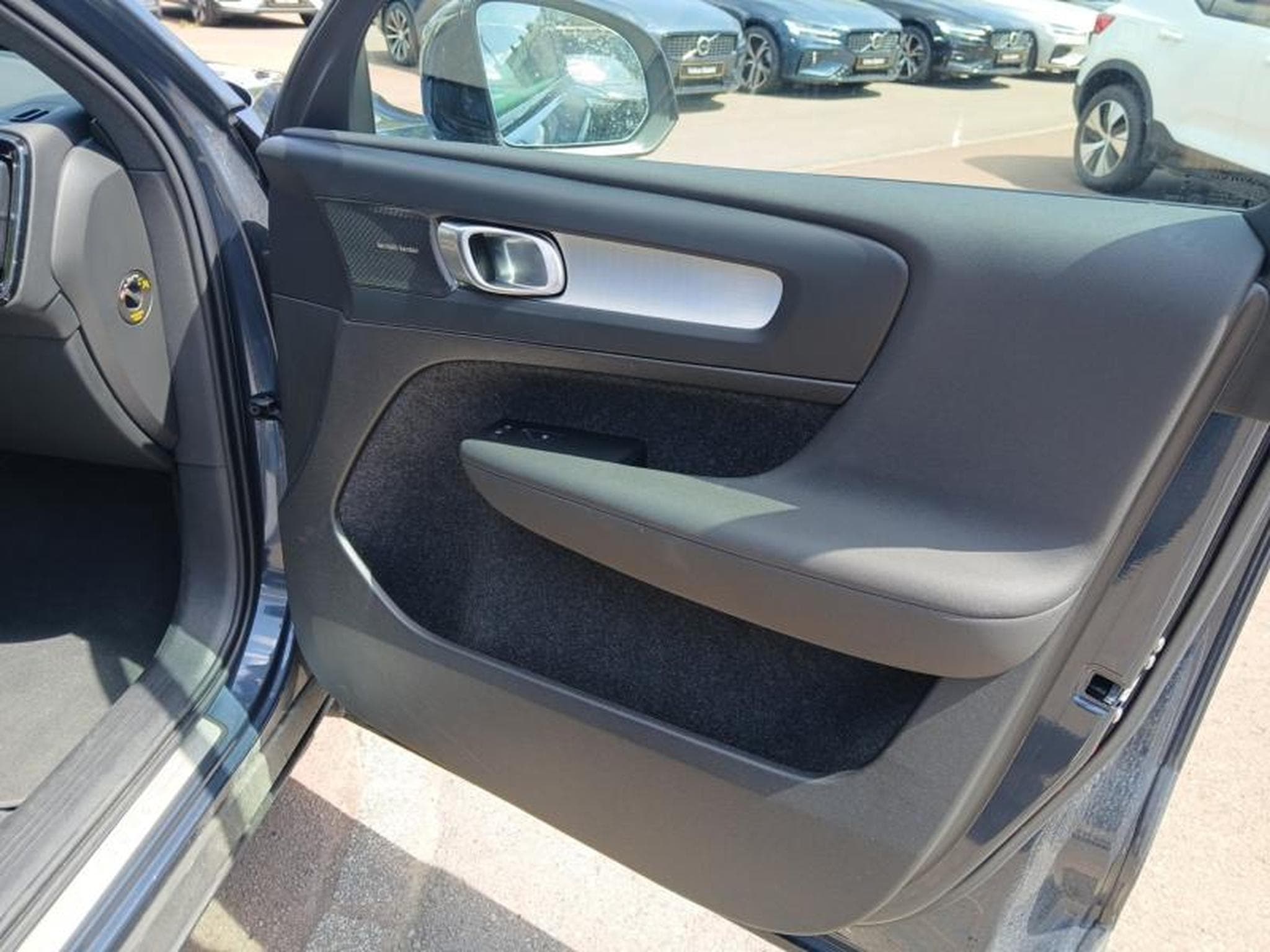 Volvo XC40 Black Edition Plus (2025) - Photo 41