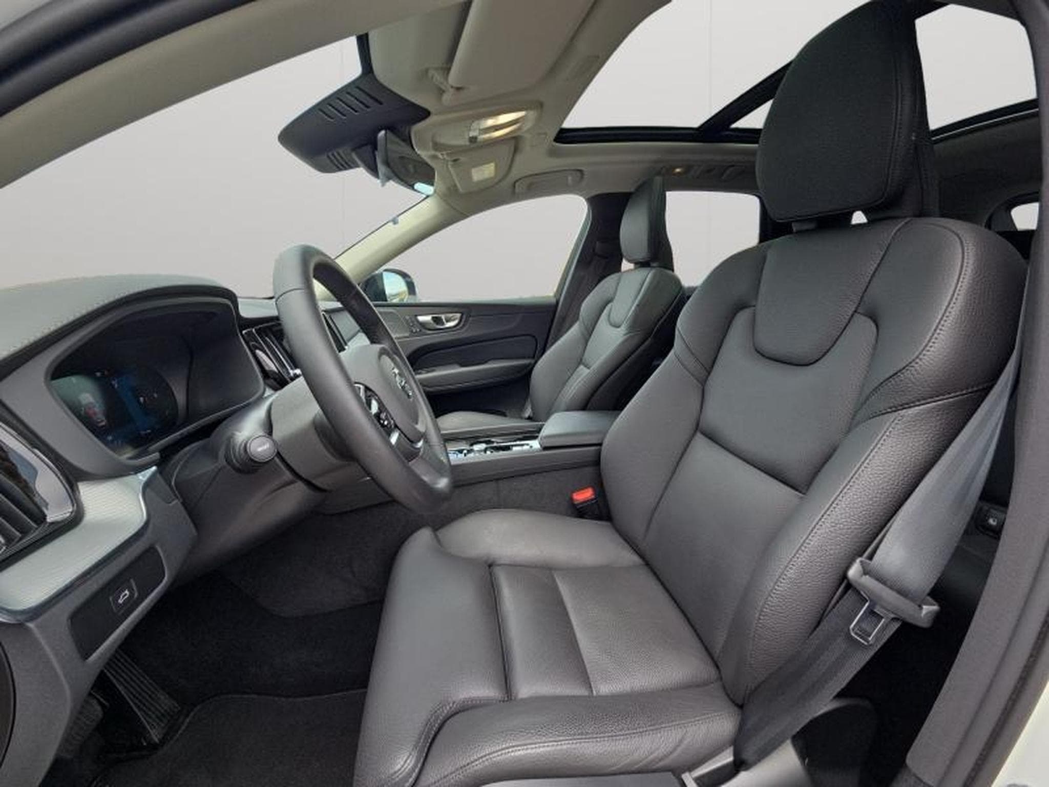 Volvo XC60 B5 AWD Ultra Dark / Essence (2025) - Photo 10