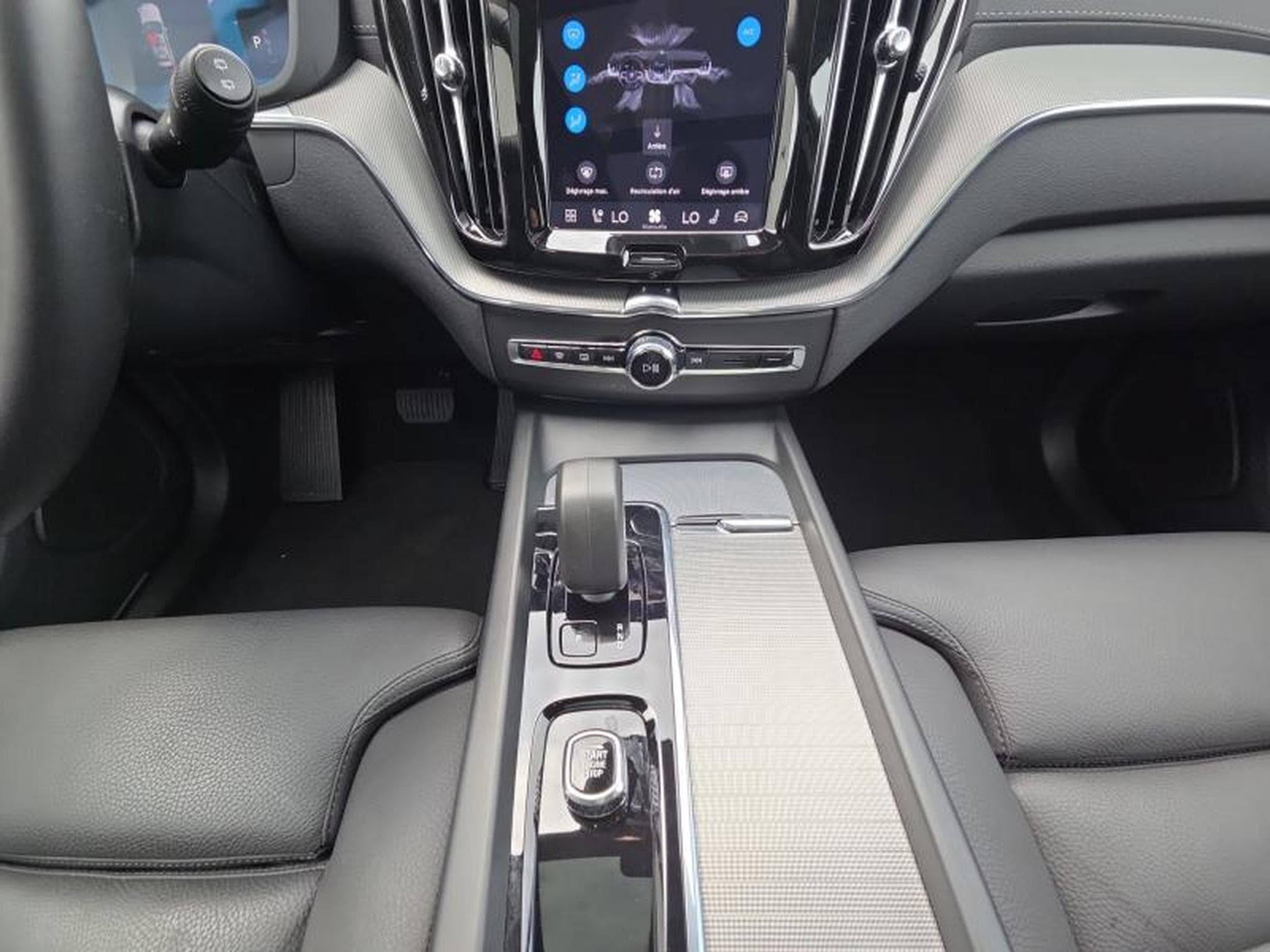 Volvo XC60 B5 AWD Ultra Dark / Essence (2025) - Photo 11