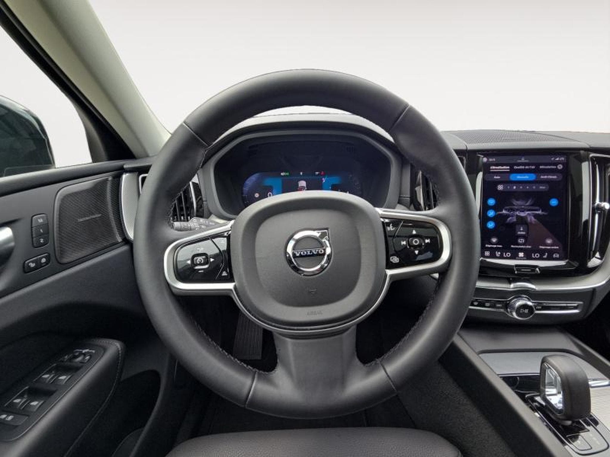 Volvo XC60 B5 AWD Ultra Dark / Essence (2025) - Photo 12