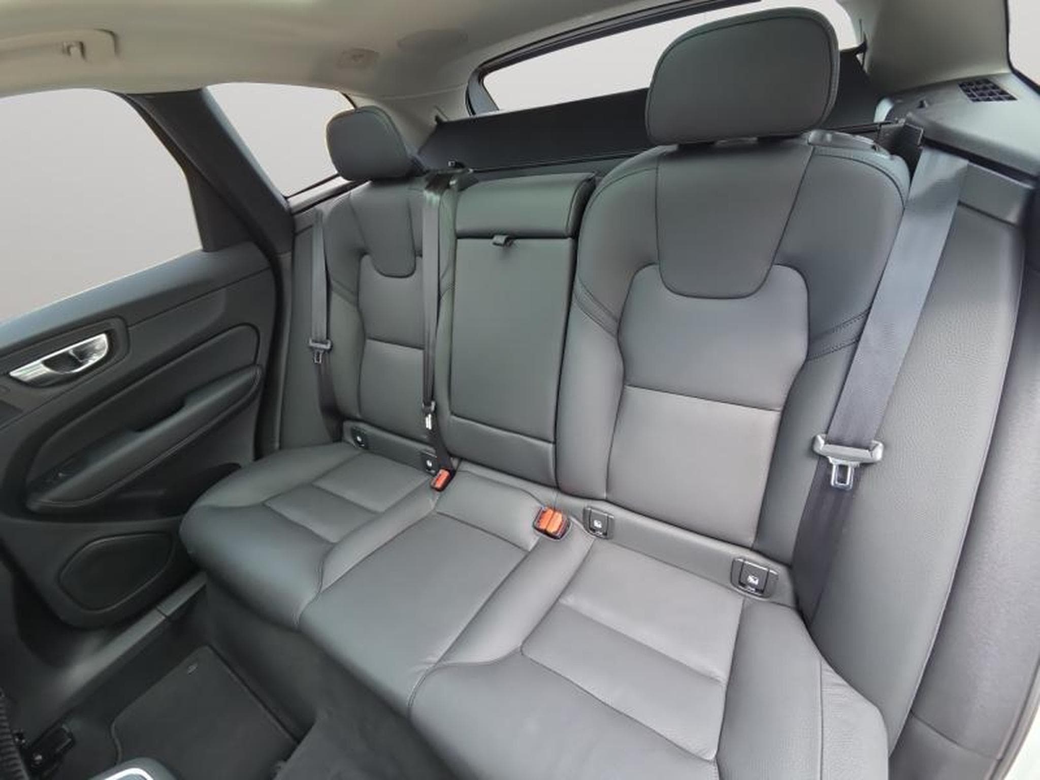 Volvo XC60 B5 AWD Ultra Dark / Essence (2025) - Photo 13