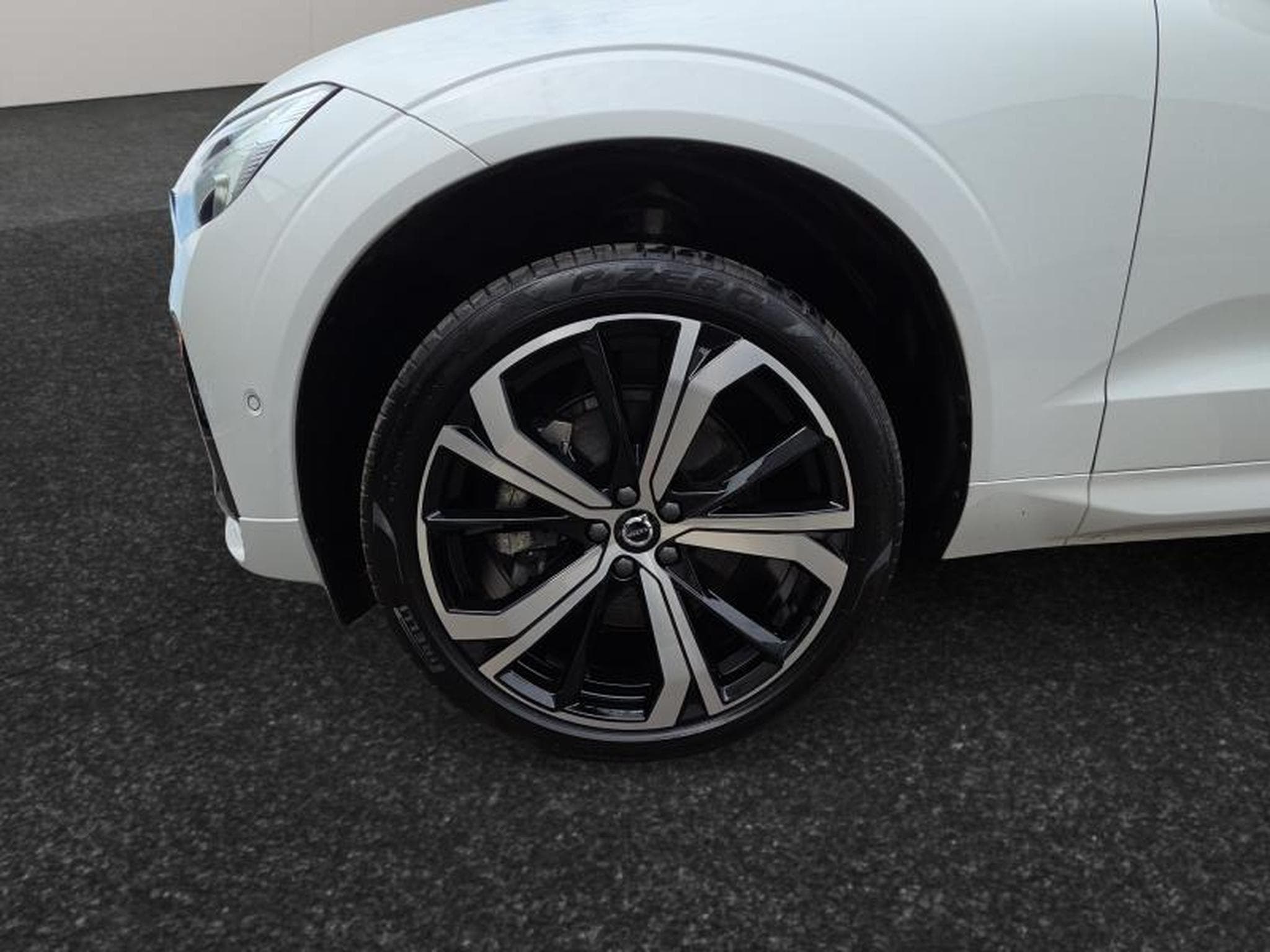 Volvo XC60 B5 AWD Ultra Dark / Essence (2025) - Photo 14