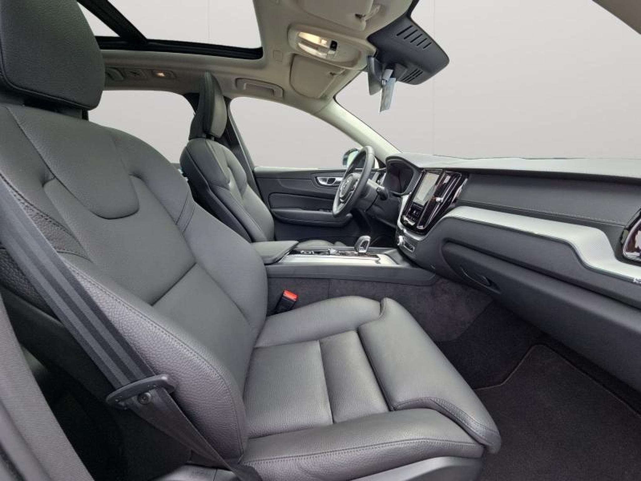 Volvo XC60 B5 AWD Ultra Dark / Essence (2025) - Photo 15