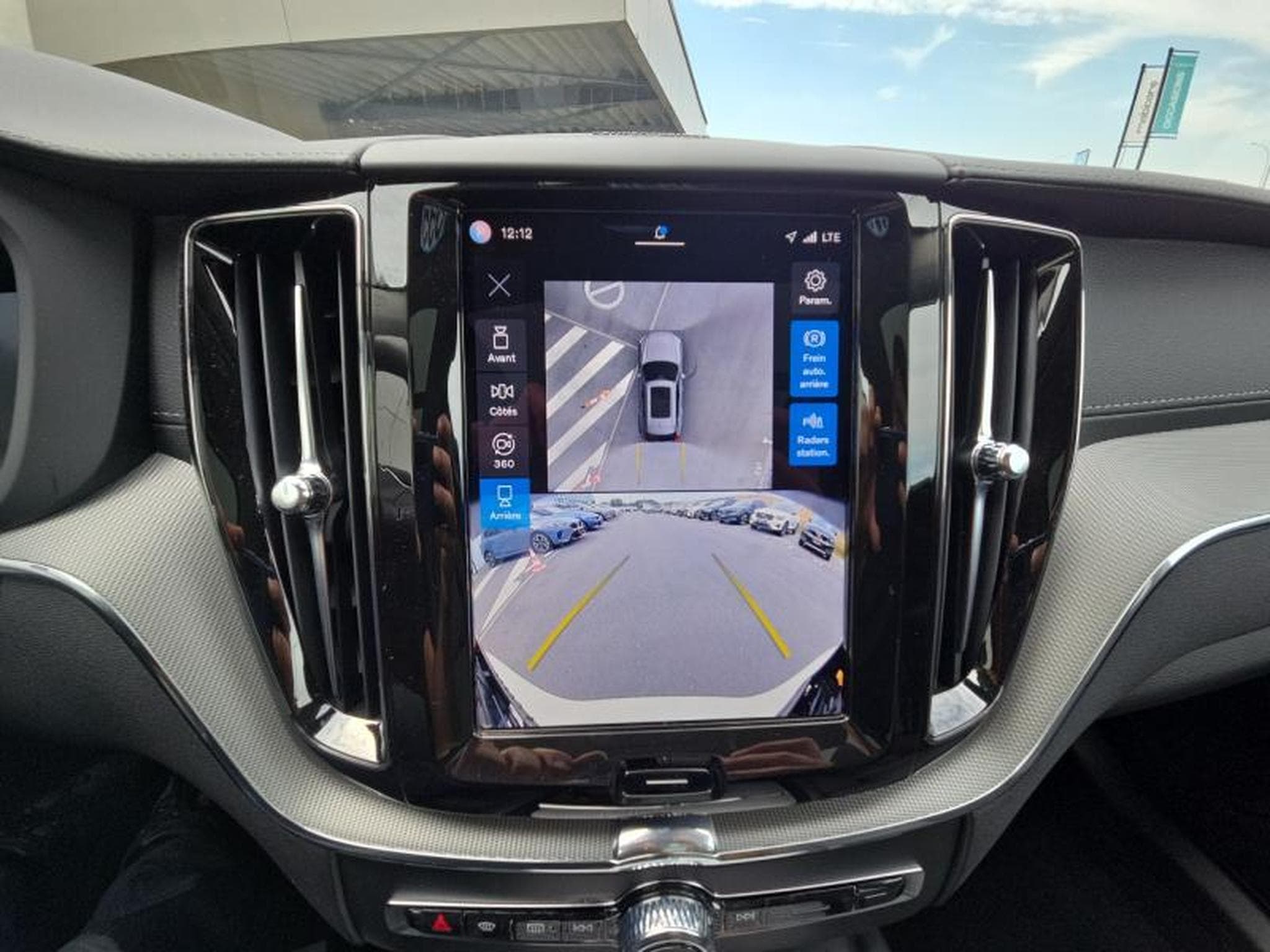 Volvo XC60 B5 AWD Ultra Dark / Essence (2025) - Photo 17