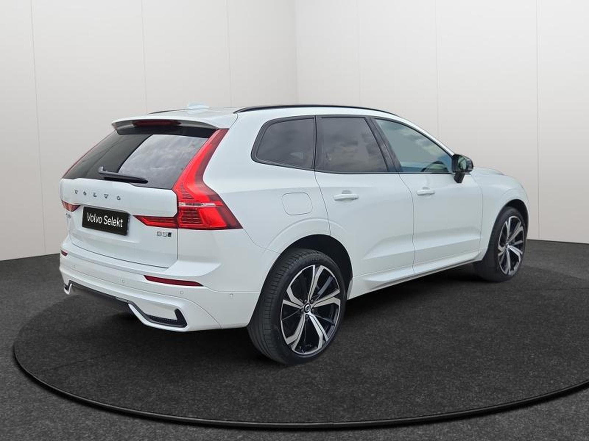 Volvo XC60 B5 AWD Ultra Dark / Essence (2025) - Photo 2