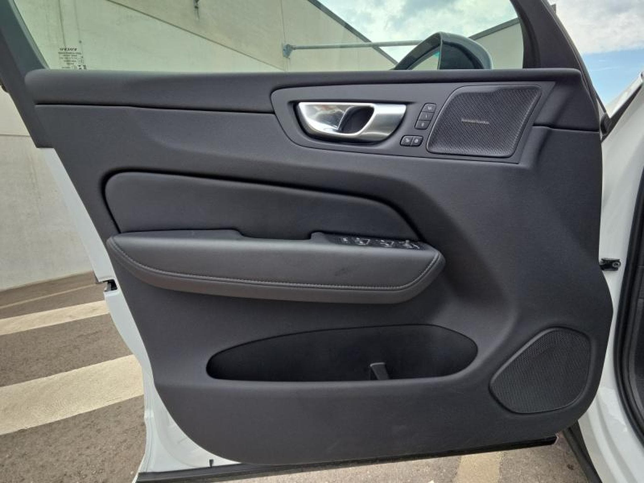Volvo XC60 B5 AWD Ultra Dark / Essence (2025) - Photo 20