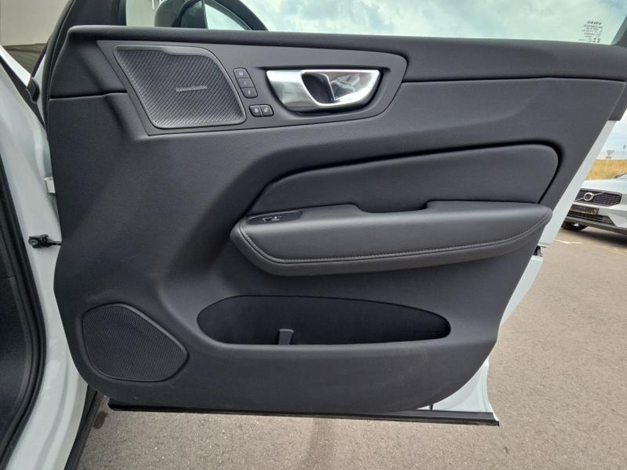 Volvo XC60 B5 AWD Ultra Dark / Essence (2025) - Photo 21