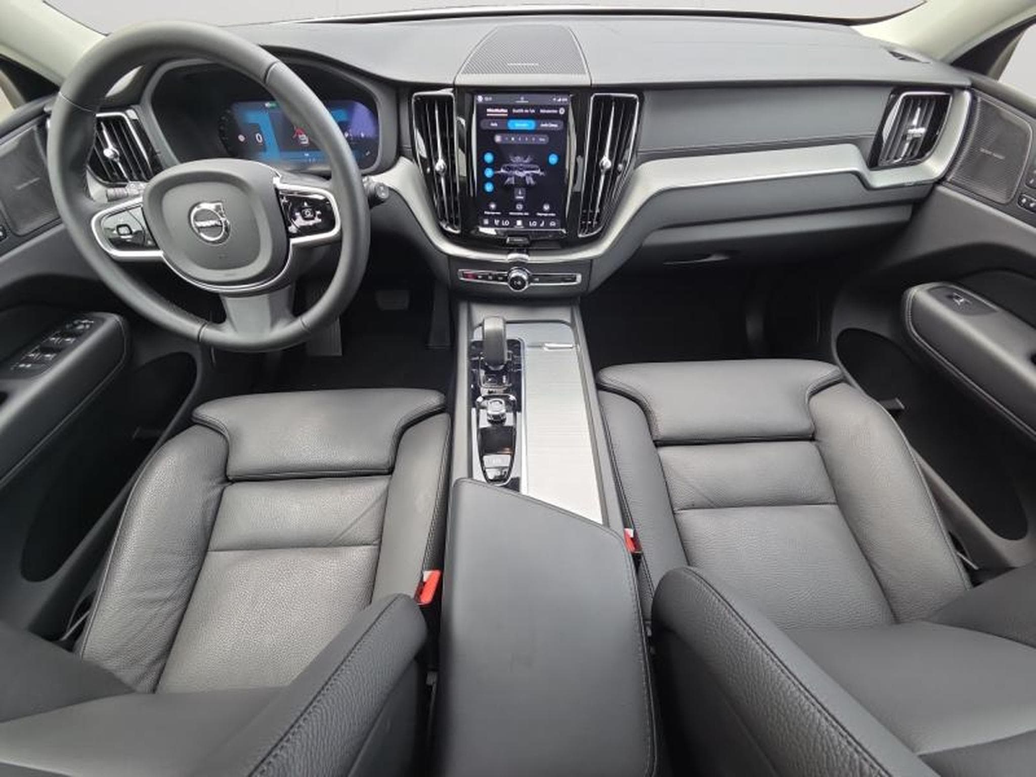 Volvo XC60 B5 AWD Ultra Dark / Essence (2025) - Photo 3