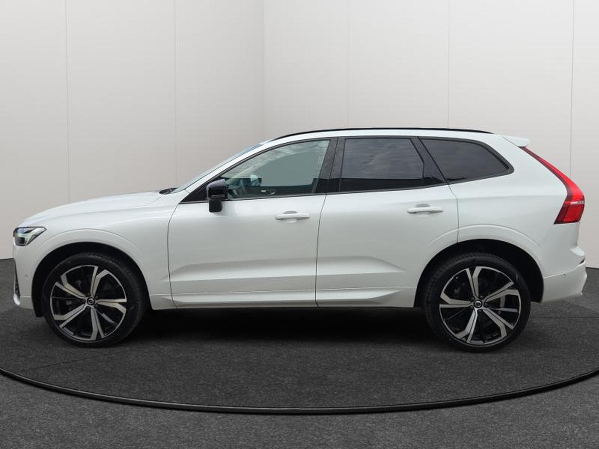 Volvo XC60 B5 AWD Ultra Dark / Essence (2025) - Photo 4