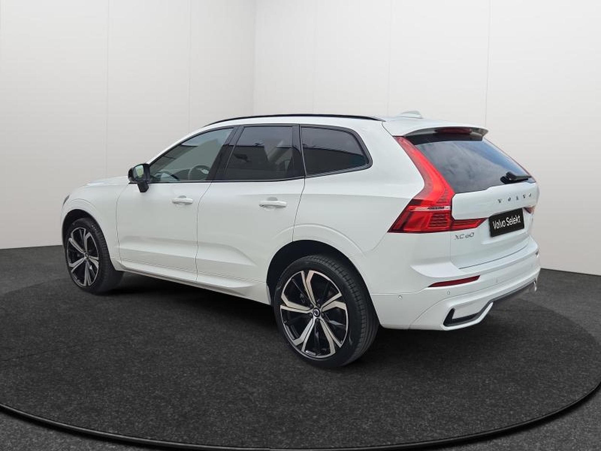 Volvo XC60 B5 AWD Ultra Dark / Essence (2025) - Photo 5