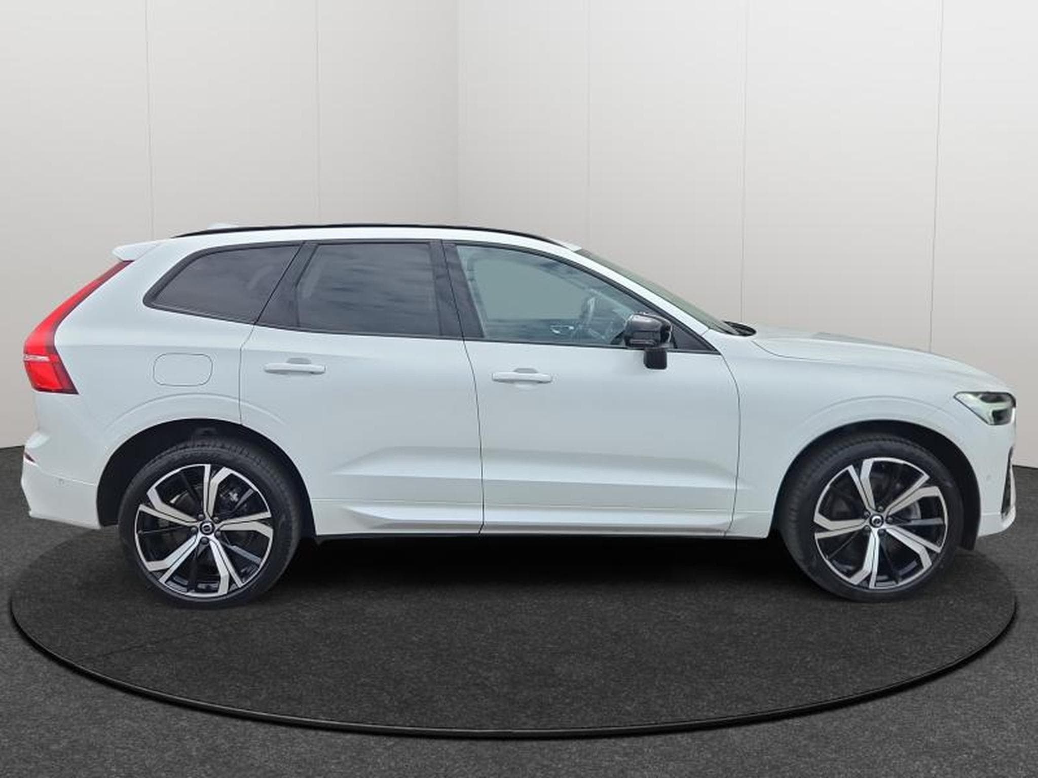 Volvo XC60 B5 AWD Ultra Dark / Essence (2025) - Photo 7