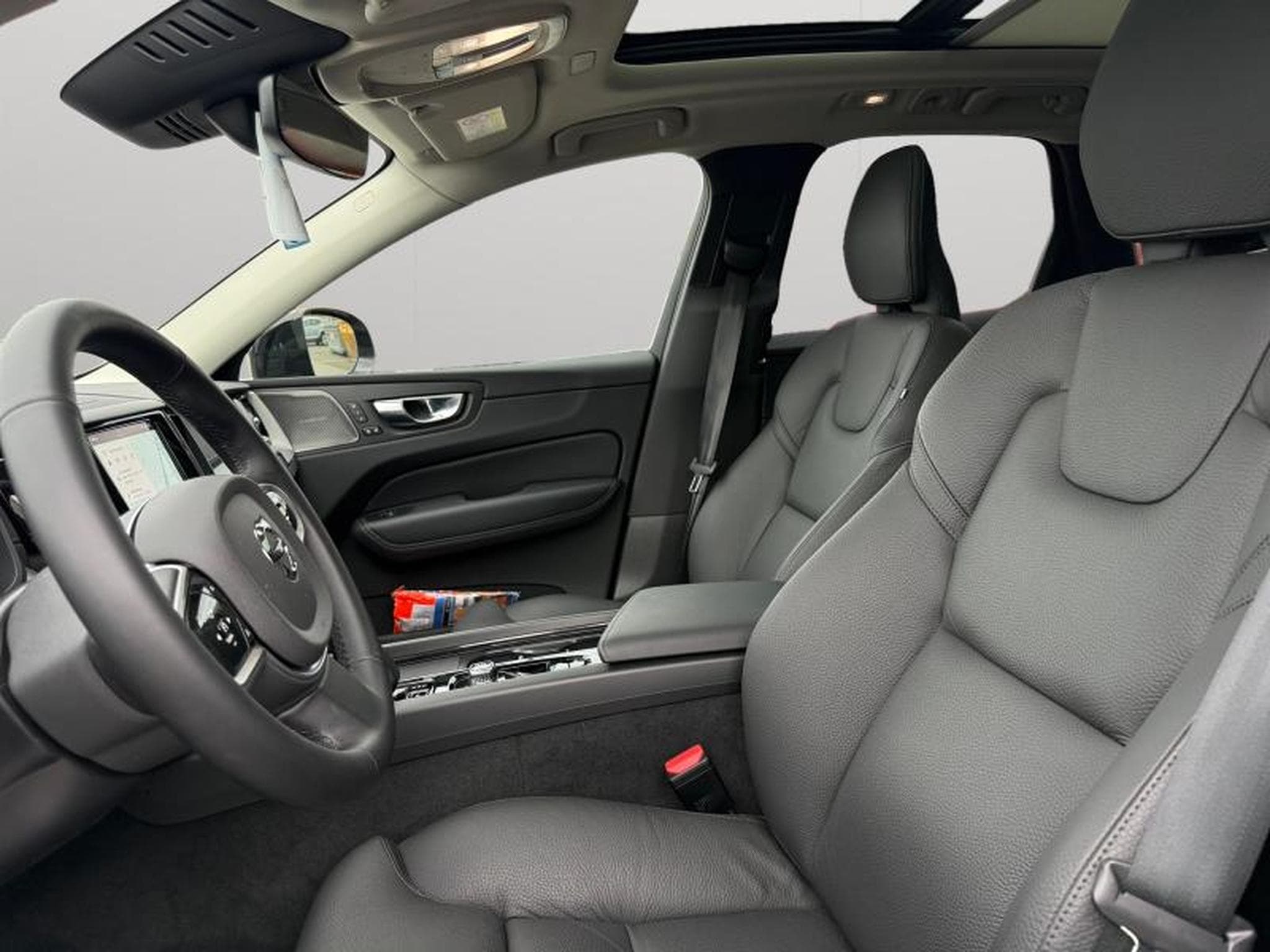 Volvo XC60 B5 AWD Ultra Dark / Essence (2025) - Photo 10