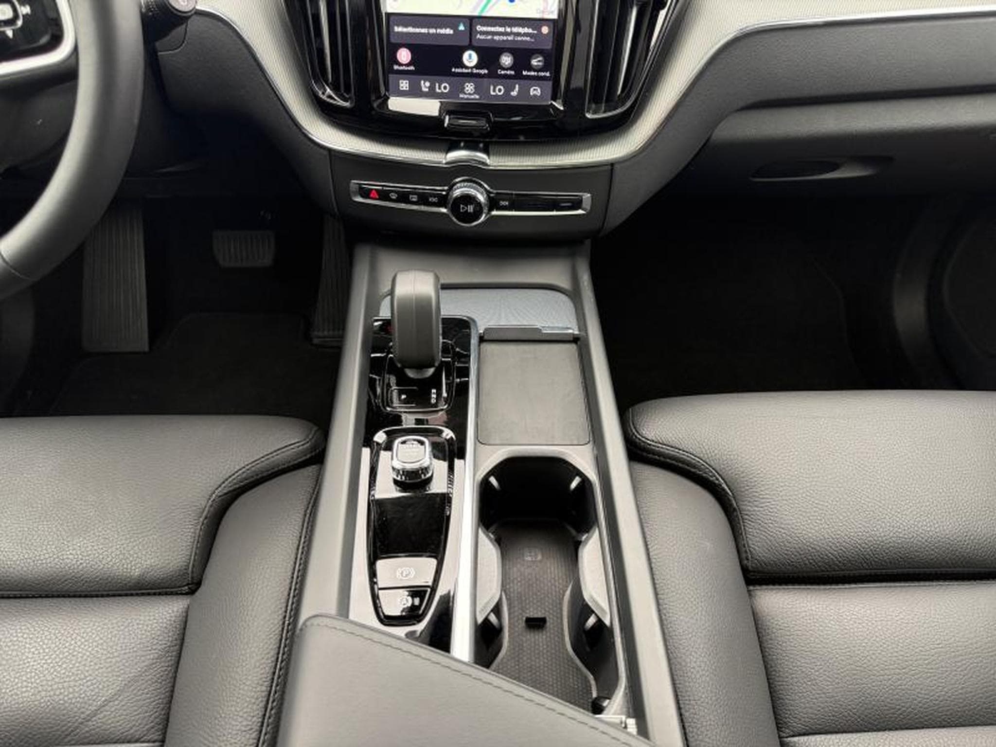 Volvo XC60 B5 AWD Ultra Dark / Essence (2025) - Photo 11
