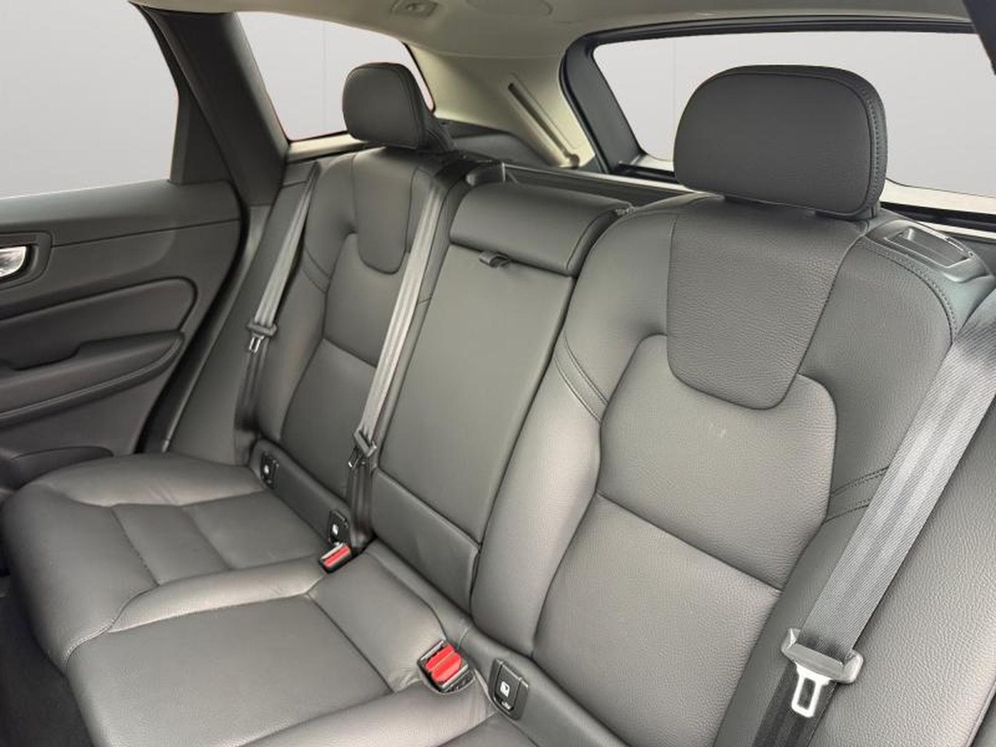 Volvo XC60 B5 AWD Ultra Dark / Essence (2025) - Photo 13