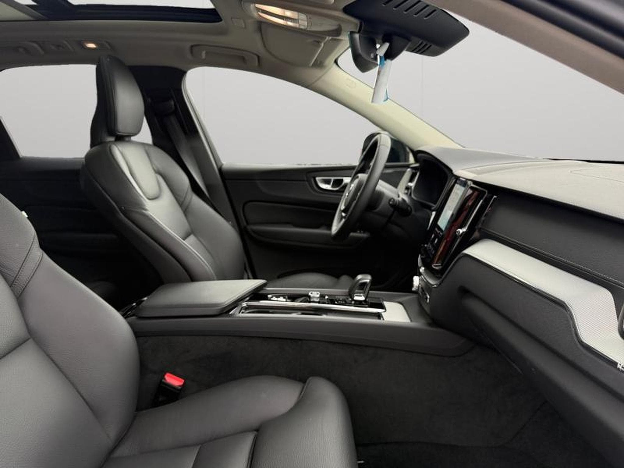 Volvo XC60 B5 AWD Ultra Dark / Essence (2025) - Photo 15