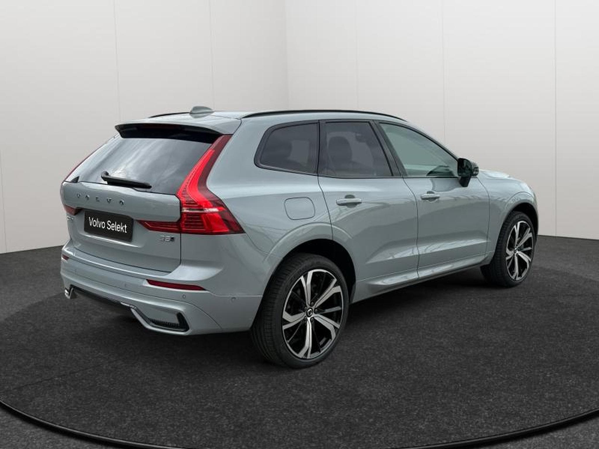 Volvo XC60 B5 AWD Ultra Dark / Essence (2025) - Photo 2