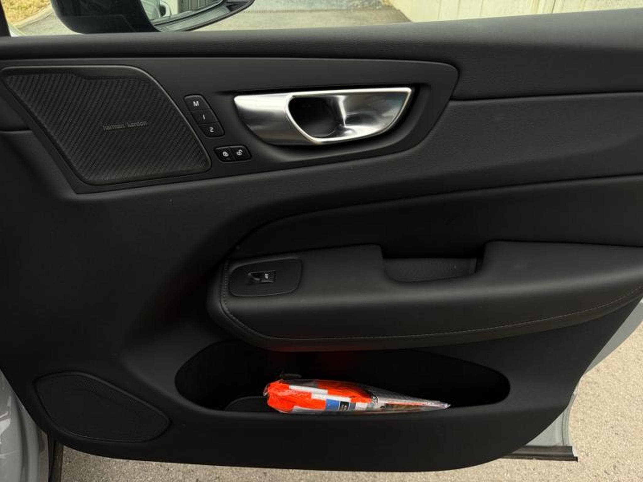 Volvo XC60 B5 AWD Ultra Dark / Essence (2025) - Photo 21