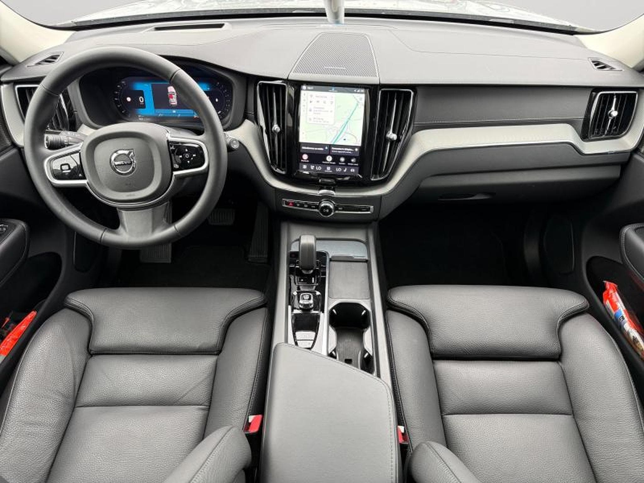 Volvo XC60 B5 AWD Ultra Dark / Essence (2025) - Photo 3