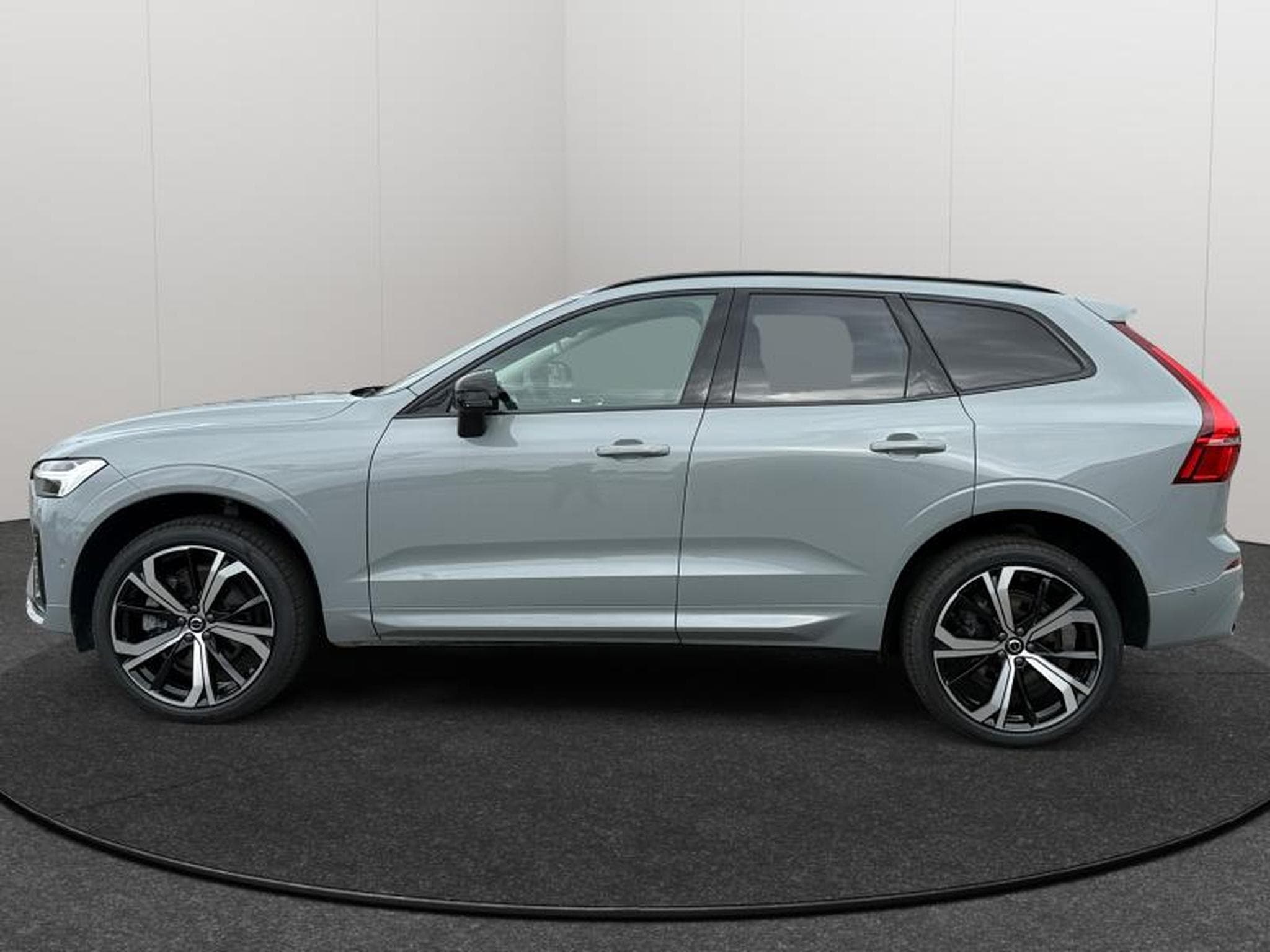 Volvo XC60 B5 AWD Ultra Dark / Essence (2025) - Photo 4
