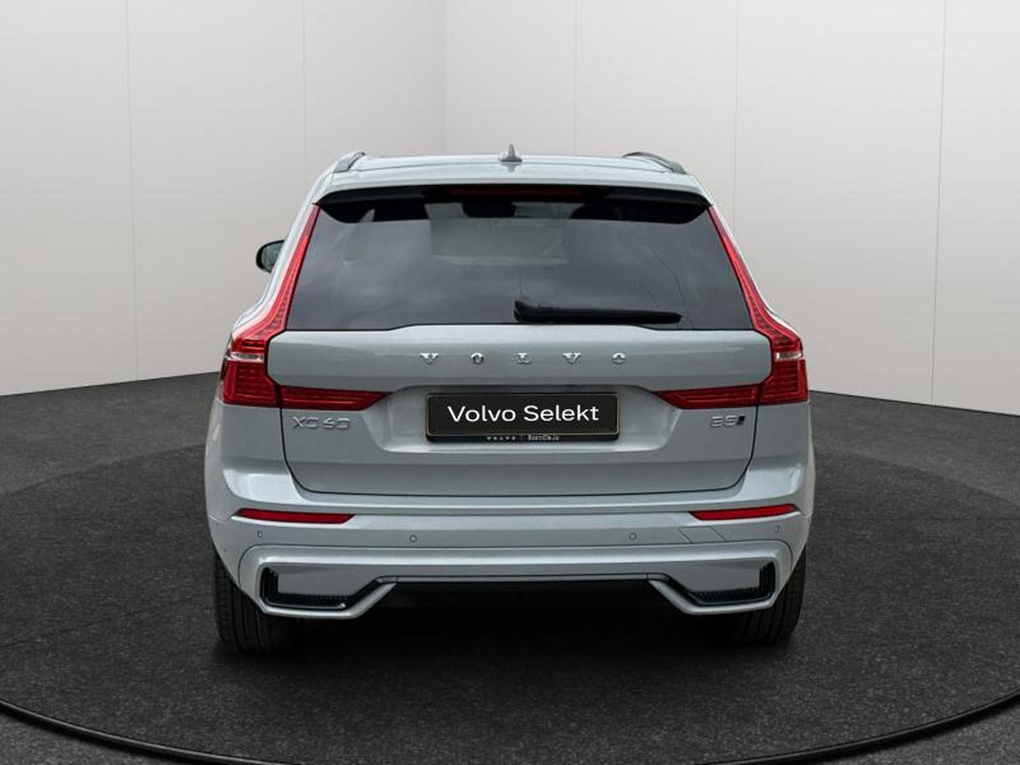 Volvo XC60 B5 AWD Ultra Dark / Essence (2025) - Photo 6