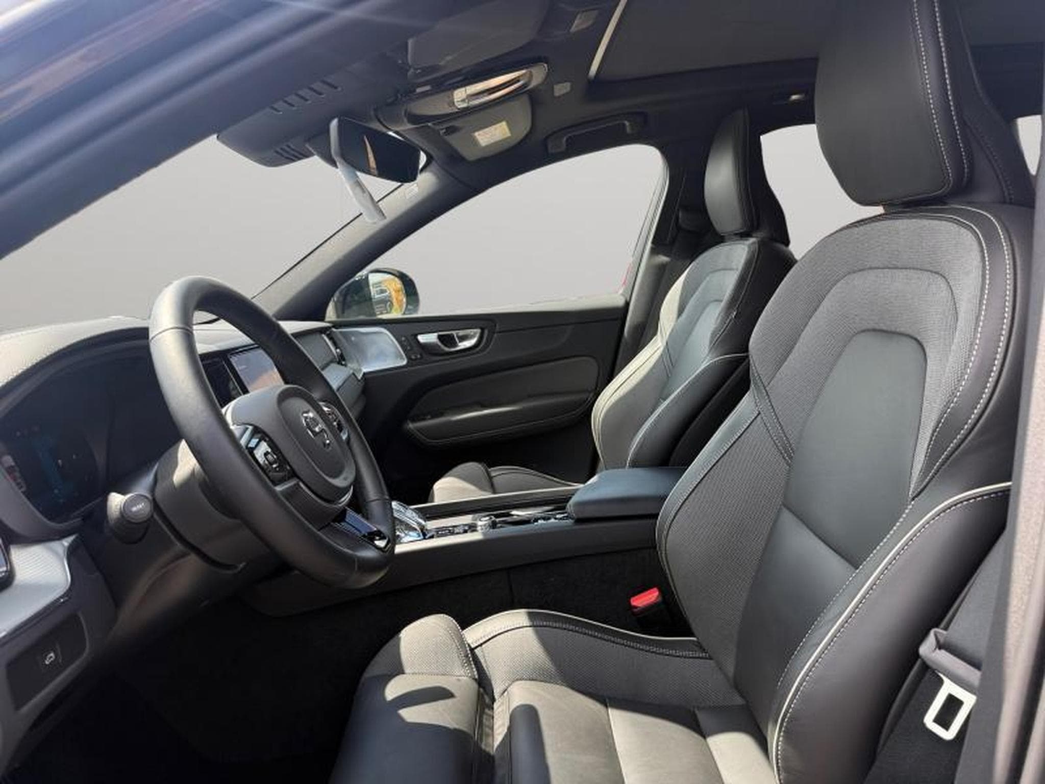Volvo XC60 B5 AWD Ultra Dark / Essence (2025) - Photo 10