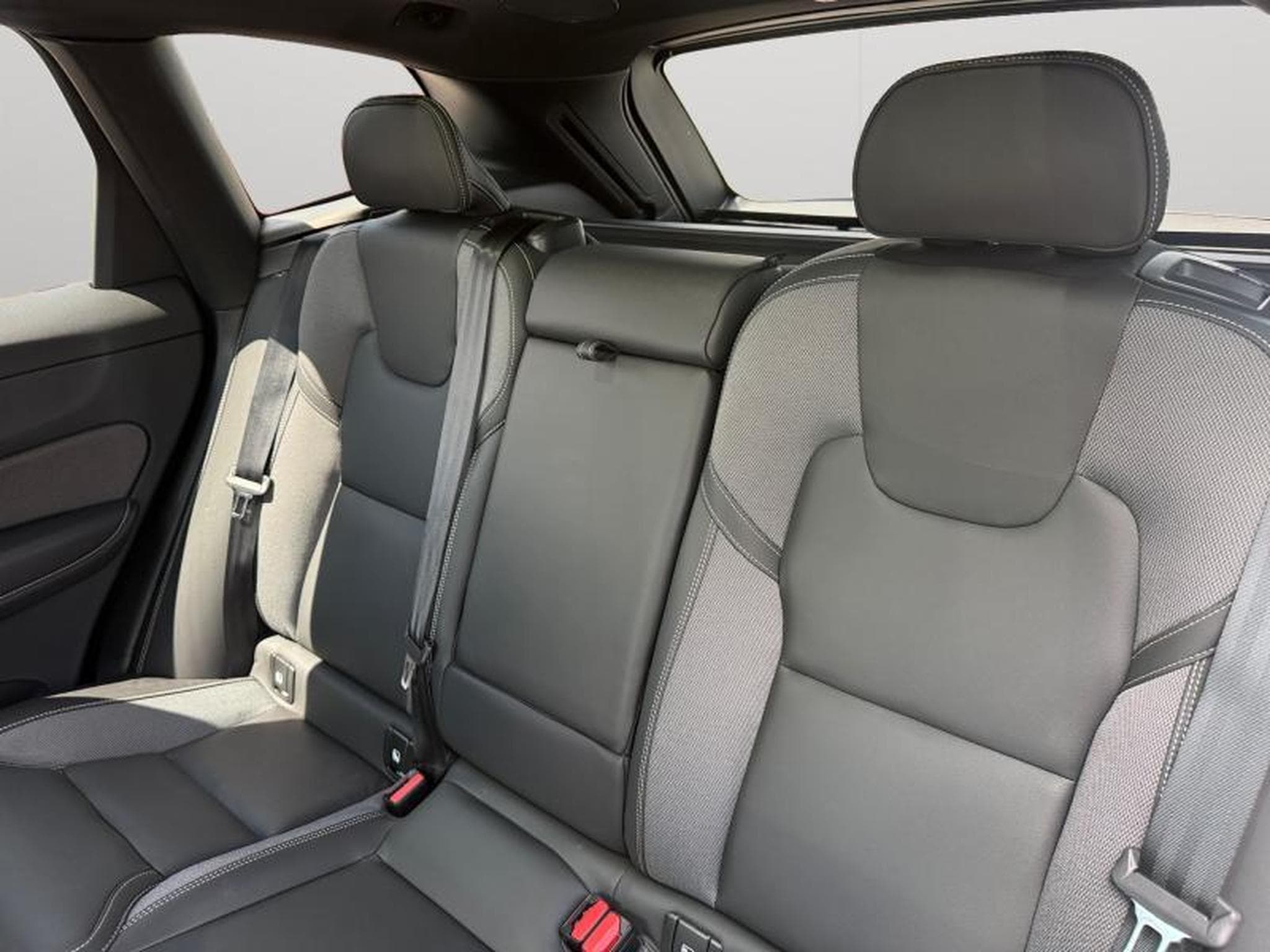Volvo XC60 B5 AWD Ultra Dark / Essence (2025) - Photo 13