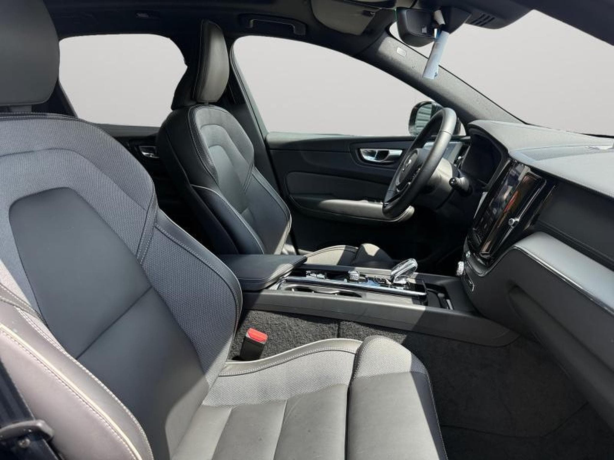 Volvo XC60 B5 AWD Ultra Dark / Essence (2025) - Photo 15