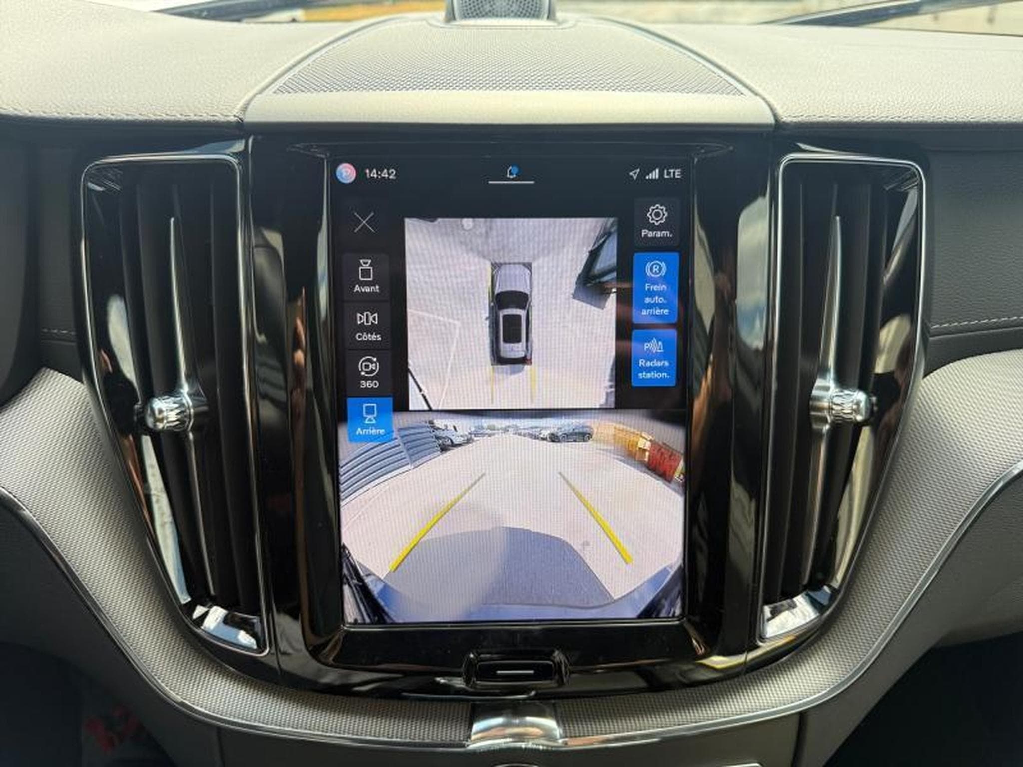 Volvo XC60 B5 AWD Ultra Dark / Essence (2025) - Photo 17