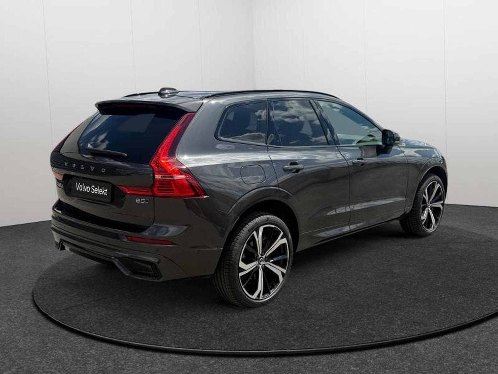 Volvo XC60 B5 AWD Ultra Dark / Essence (2025) - Photo 2