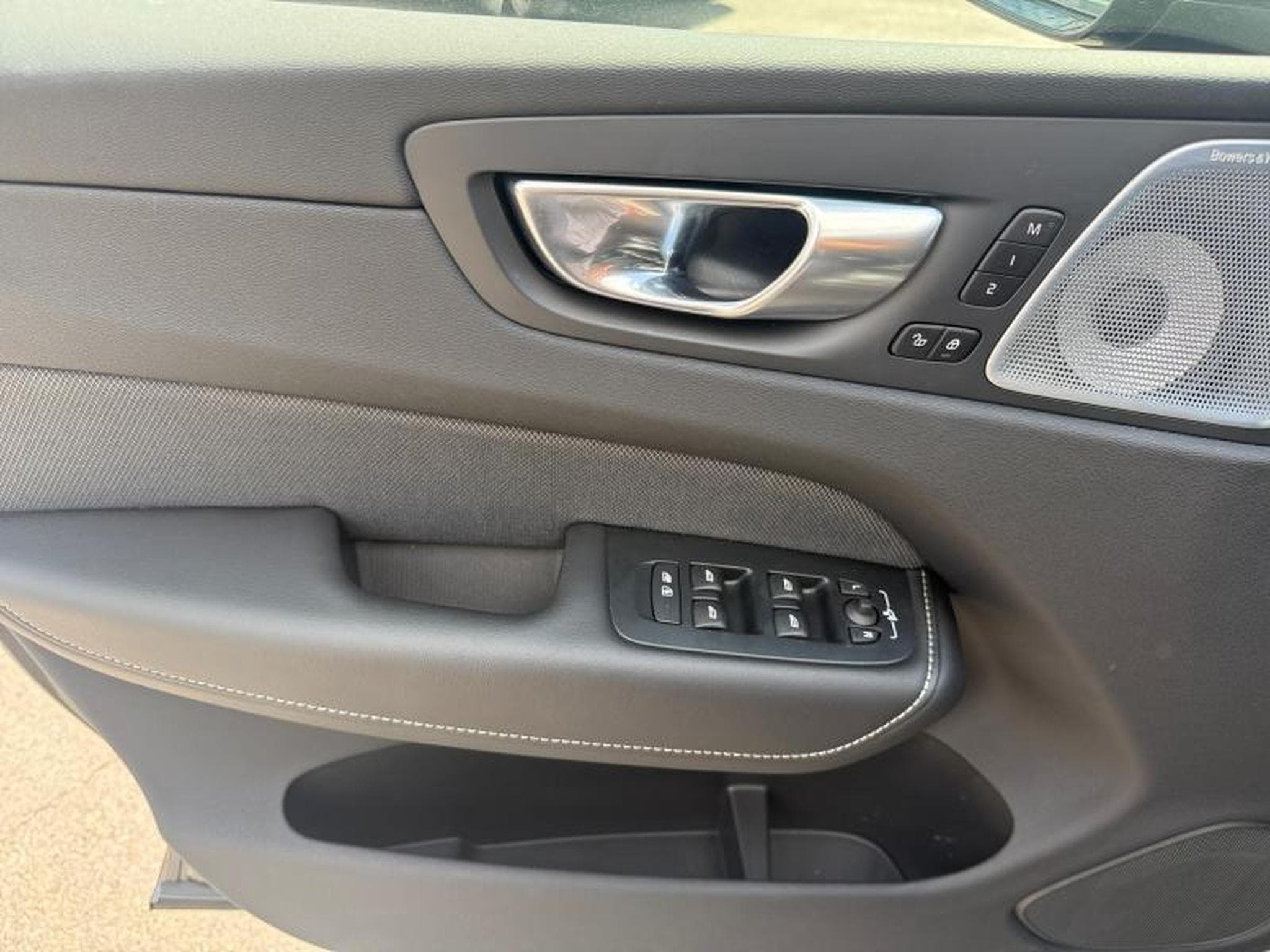Volvo XC60 B5 AWD Ultra Dark / Essence (2025) - Photo 20