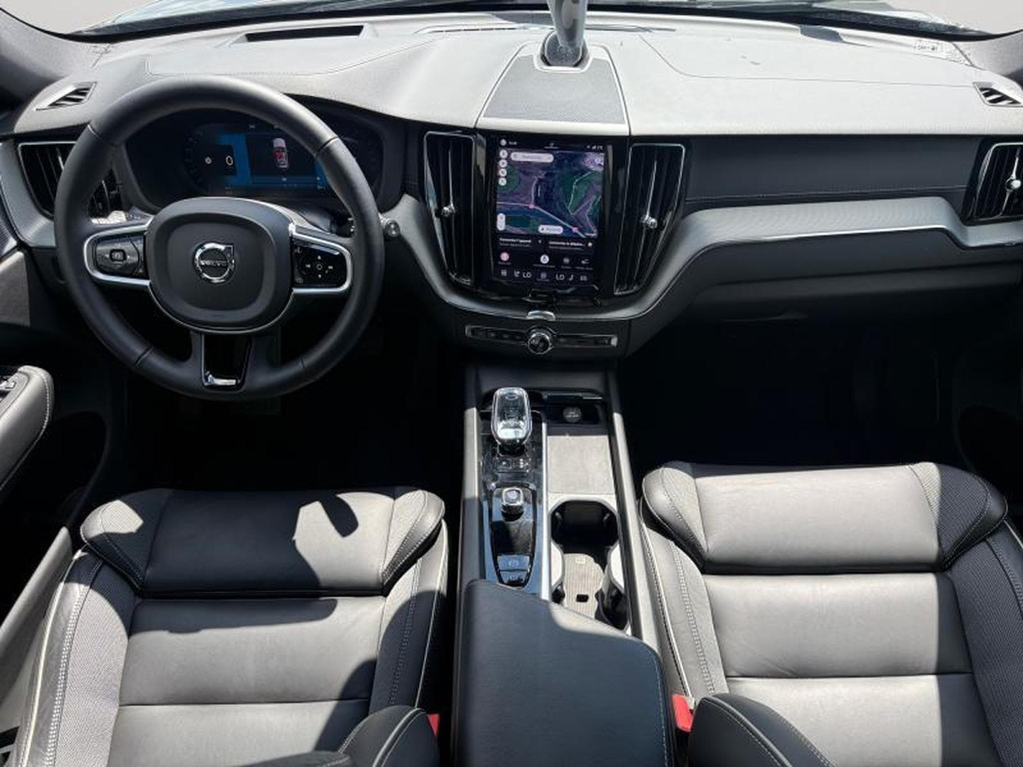 Volvo XC60 B5 AWD Ultra Dark / Essence (2025) - Photo 3