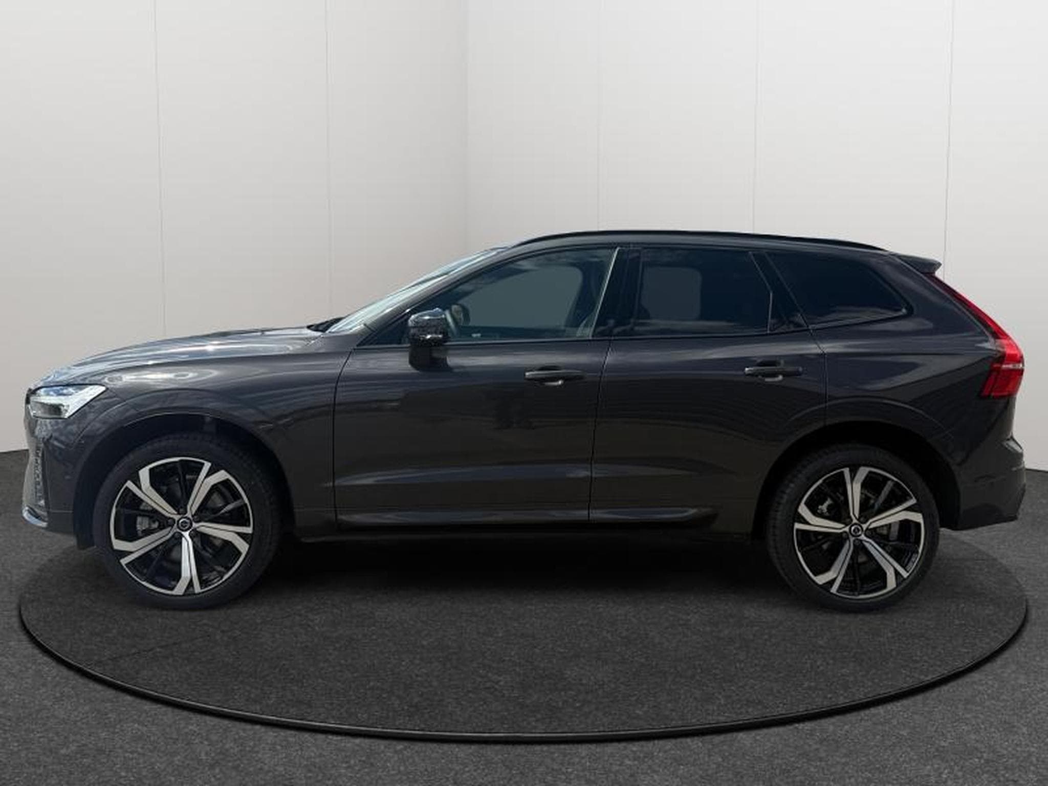 Volvo XC60 B5 AWD Ultra Dark / Essence (2025) - Photo 4
