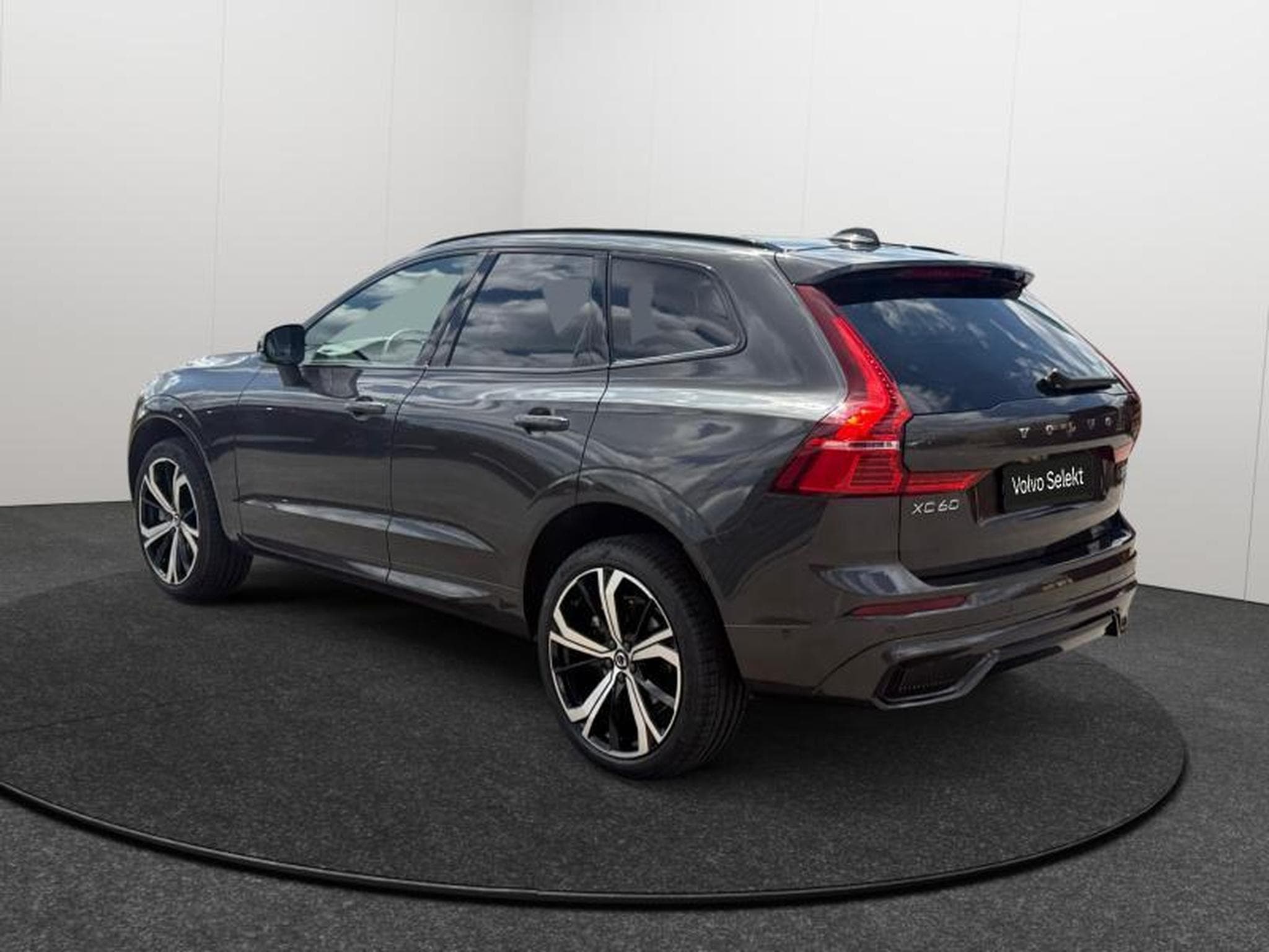 Volvo XC60 B5 AWD Ultra Dark / Essence (2025) - Photo 5