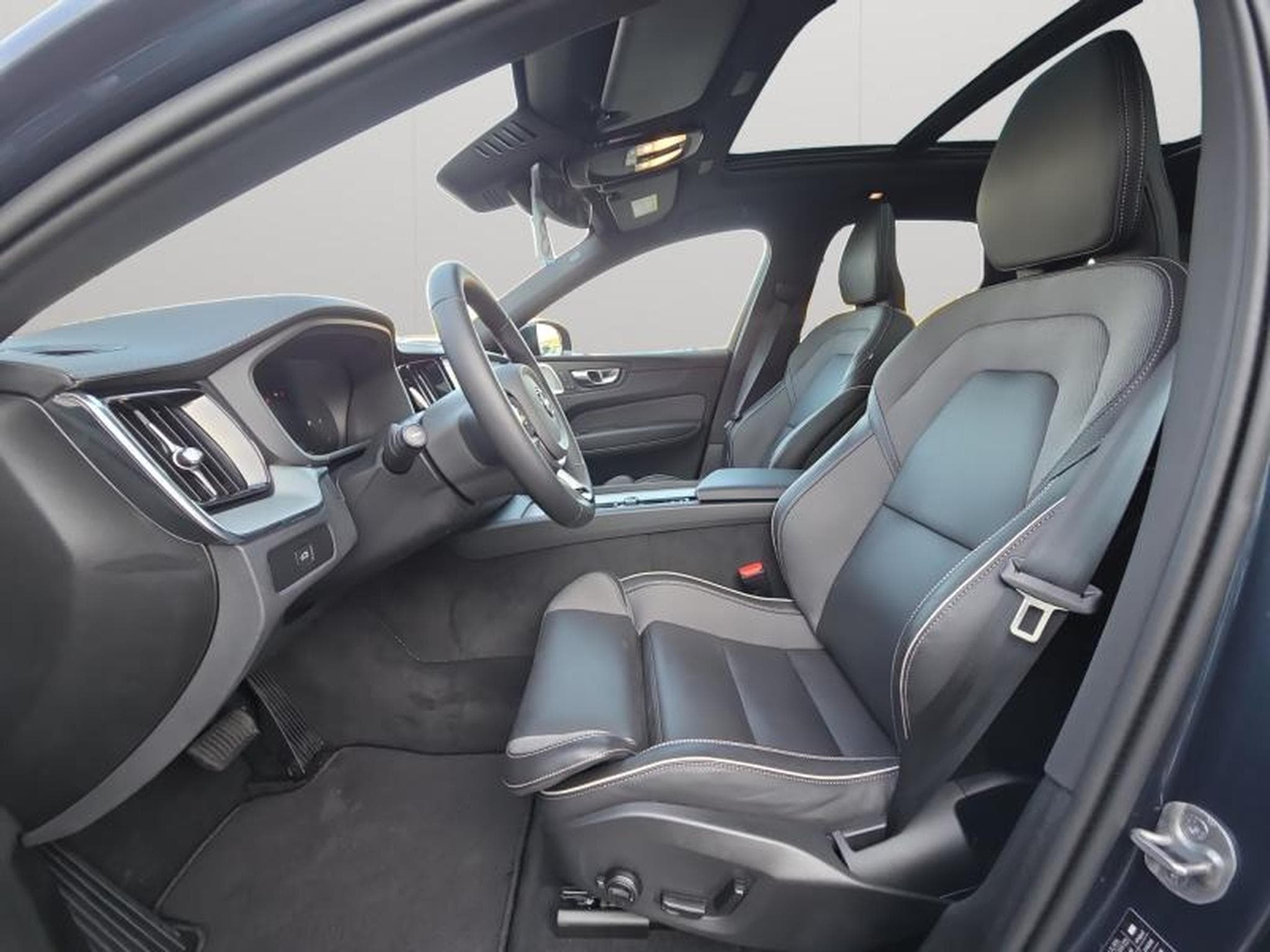 Volvo XC60 B5 AWD Ultra Dark / Essence (2025) - Photo 10