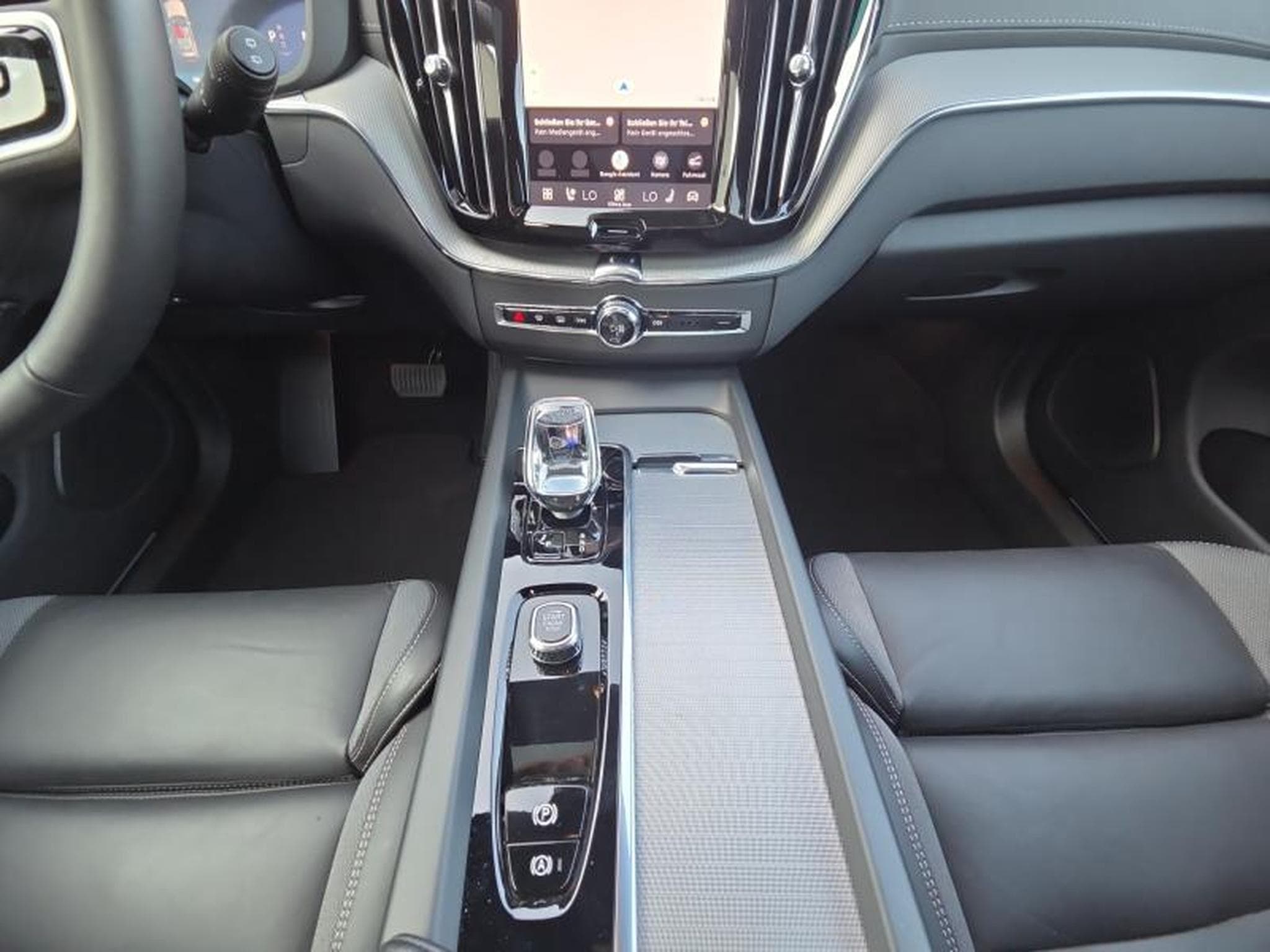 Volvo XC60 B5 AWD Ultra Dark / Essence (2025) - Photo 11