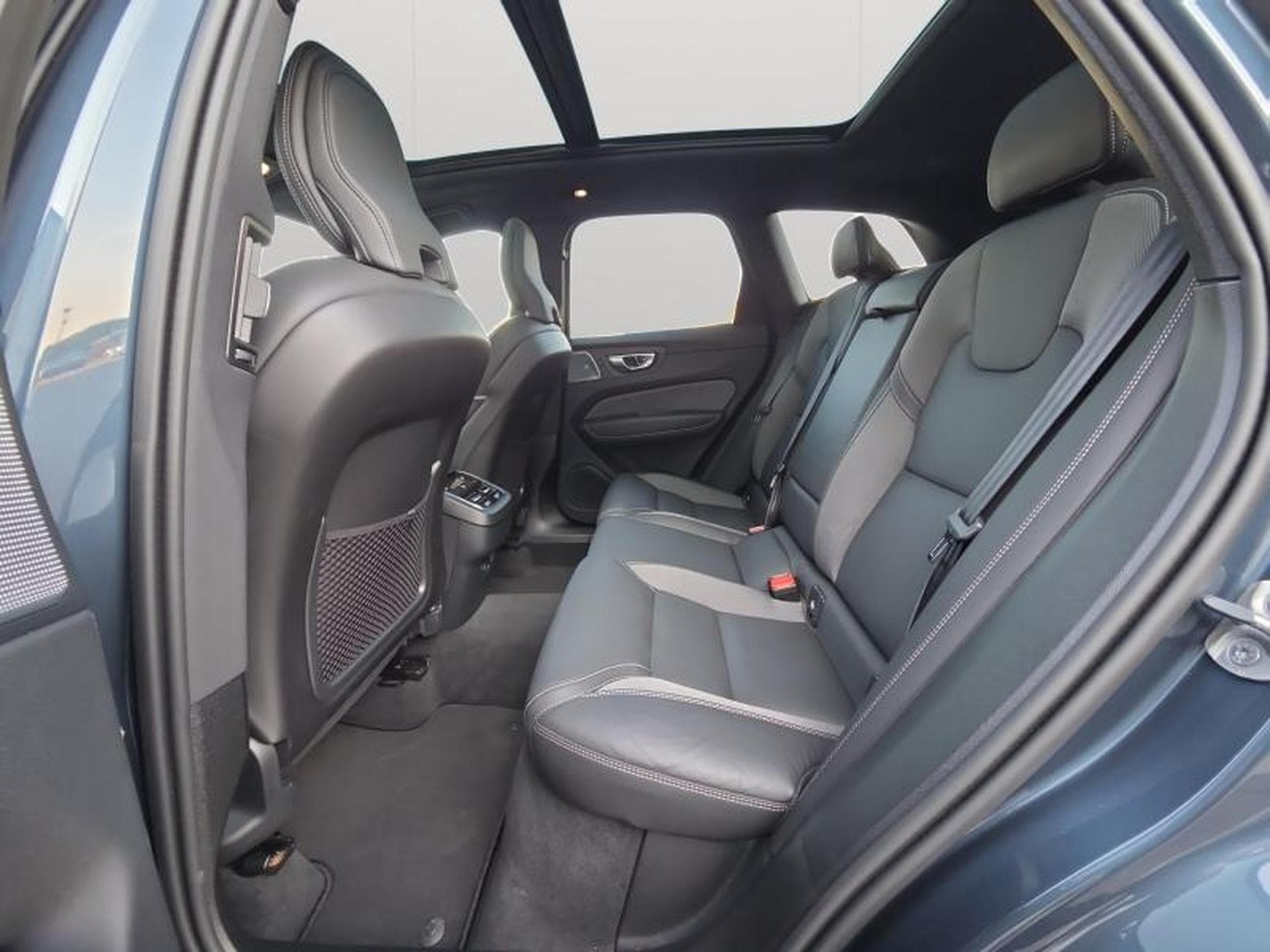 Volvo XC60 B5 AWD Ultra Dark / Essence (2025) - Photo 13