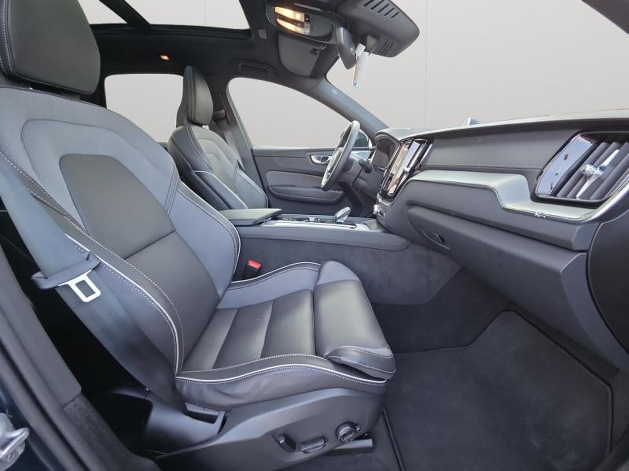 Volvo XC60 B5 AWD Ultra Dark / Essence (2025) - Photo 15
