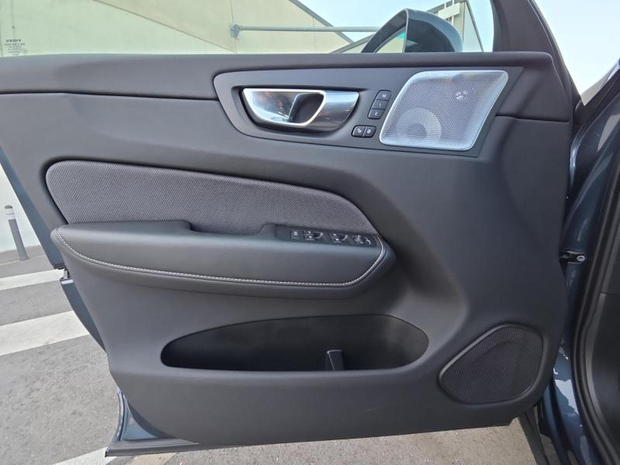 Volvo XC60 B5 AWD Ultra Dark / Essence (2025) - Photo 20
