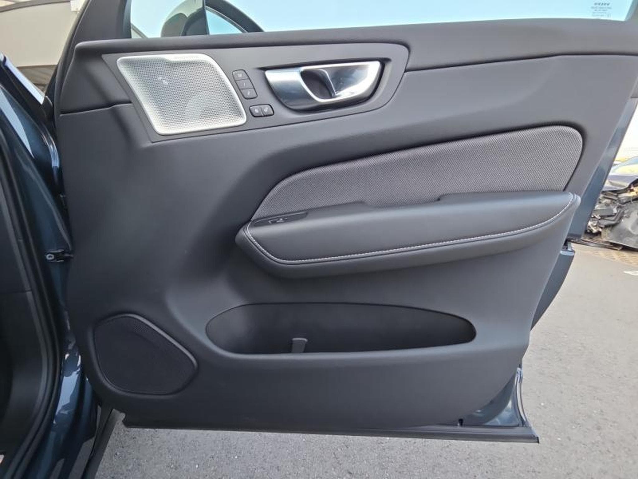 Volvo XC60 B5 AWD Ultra Dark / Essence (2025) - Photo 21