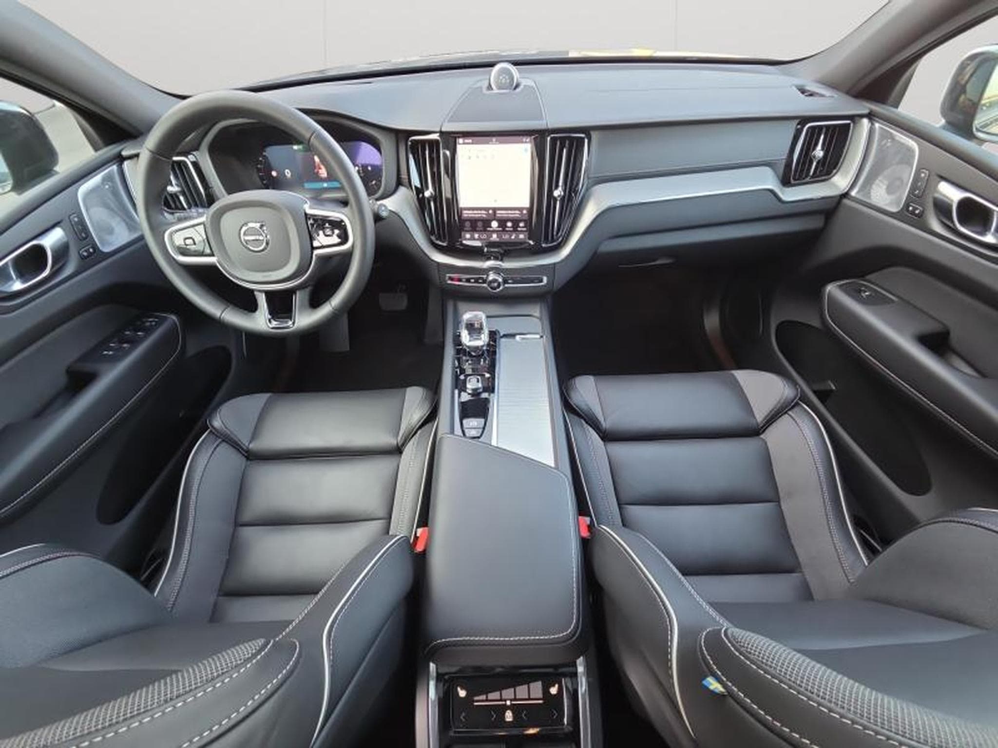 Volvo XC60 B5 AWD Ultra Dark / Essence (2025) - Photo 3