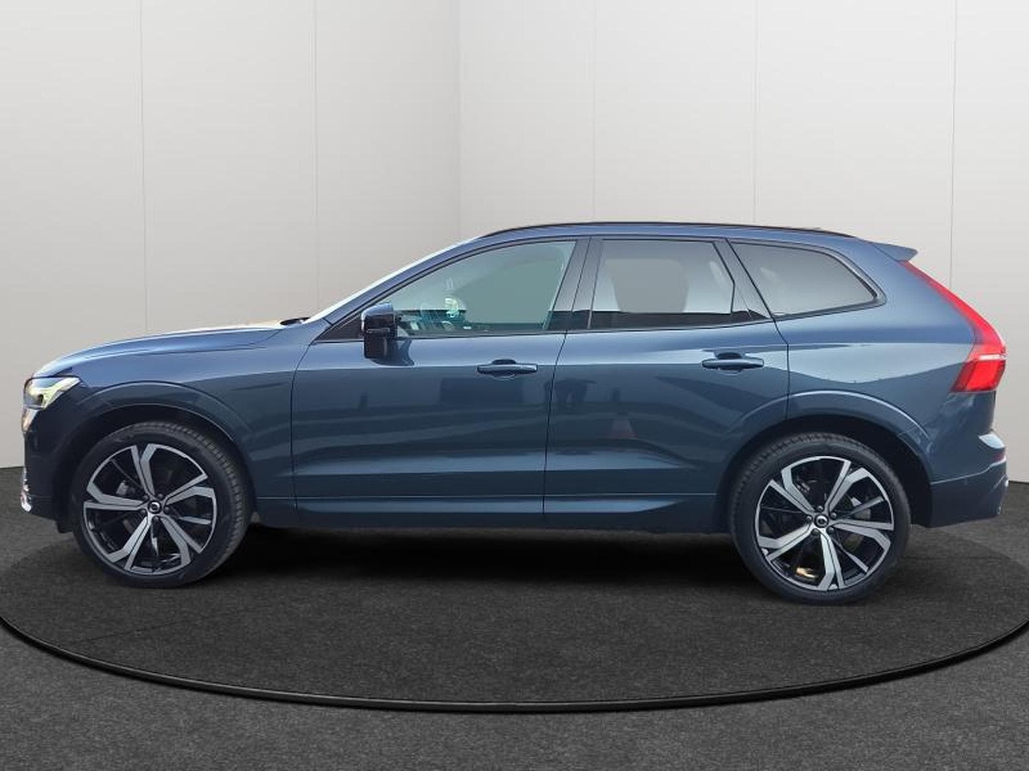 Volvo XC60 B5 AWD Ultra Dark / Essence (2025) - Photo 4