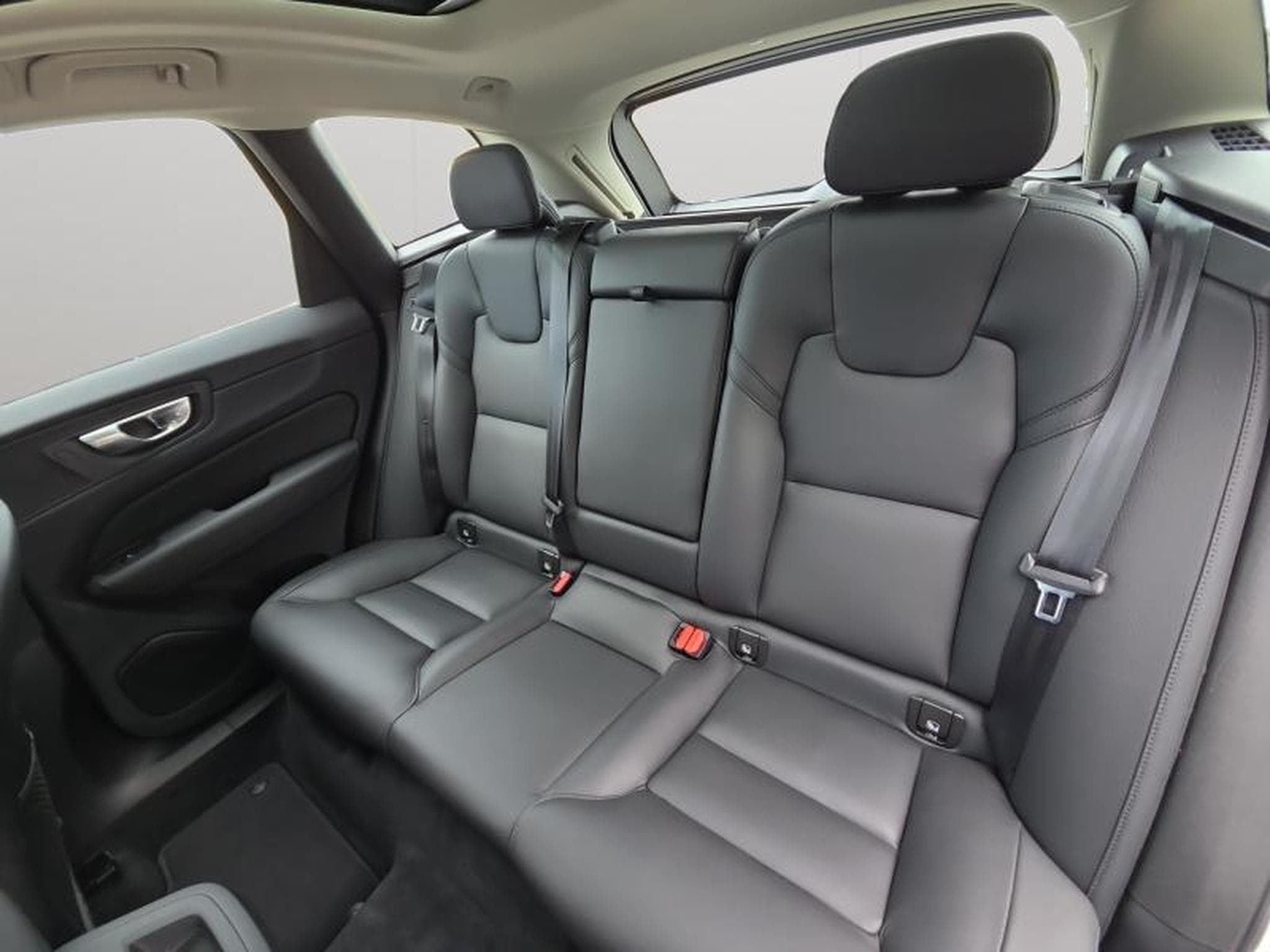 Volvo XC60 B4 Plus Dark / Essence (2023) - Photo 13