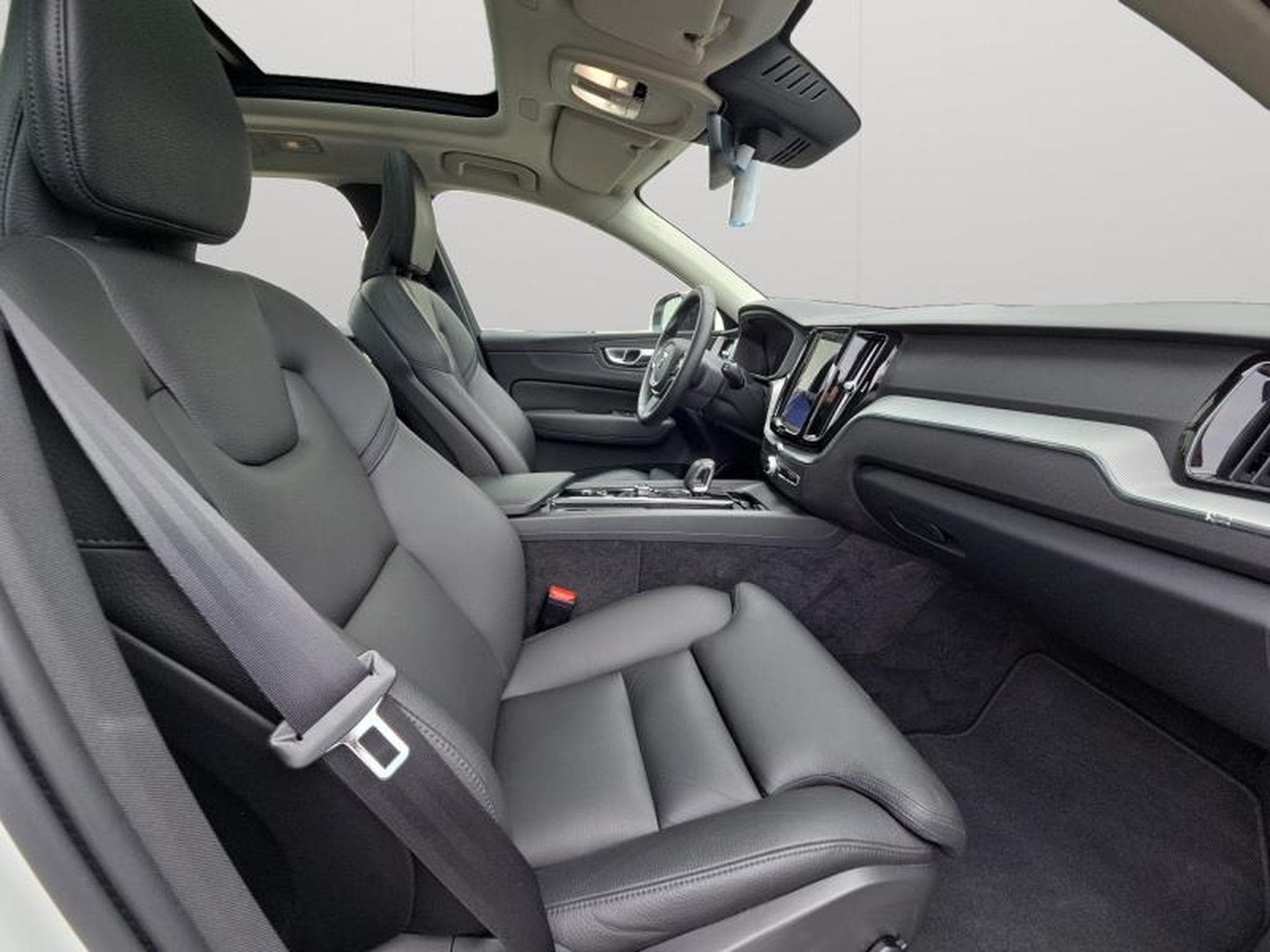 Volvo XC60 B4 Plus Dark / Essence (2023) - Photo 15