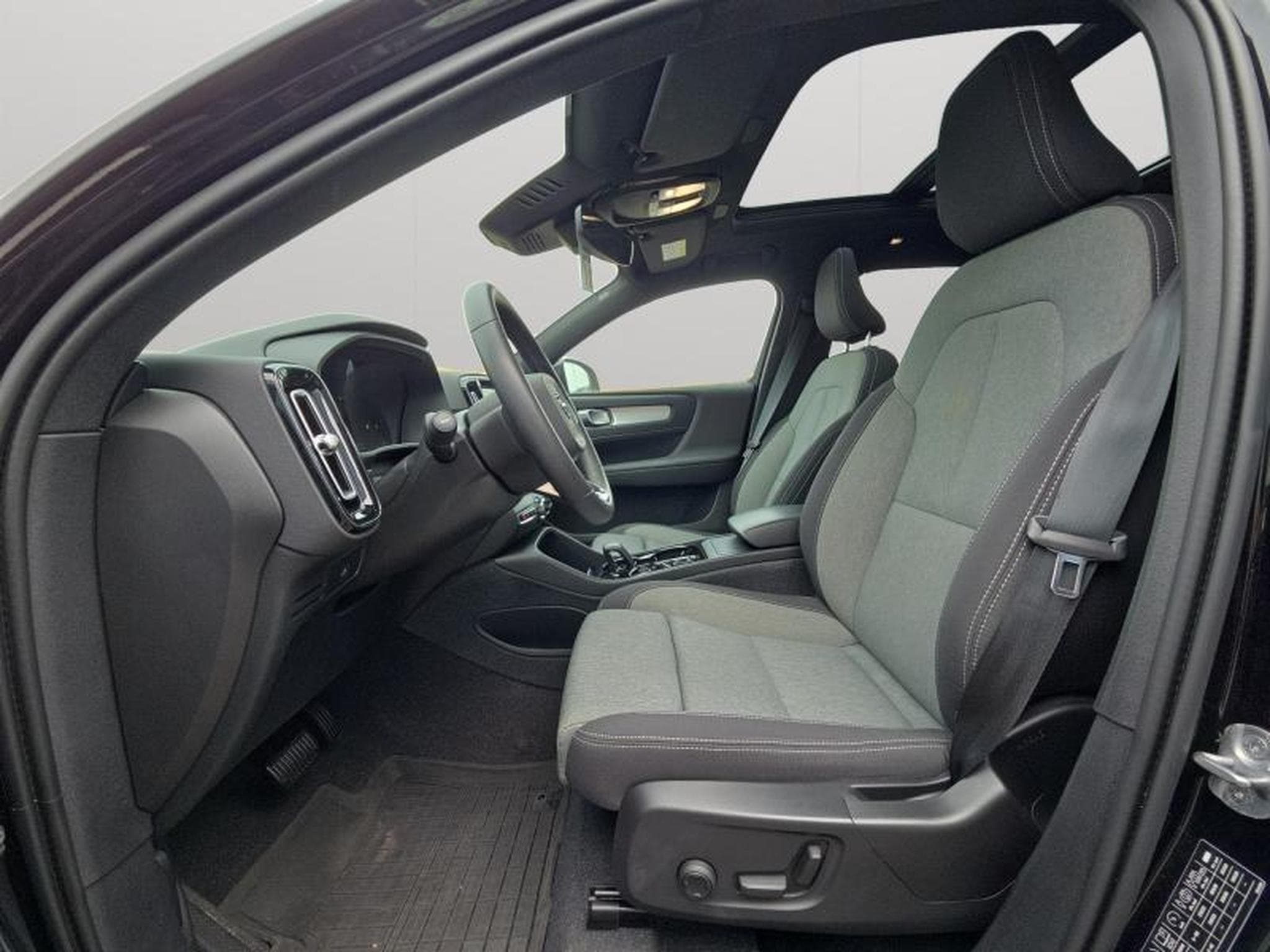 Volvo XC40 Plus (2023) - Photo 10