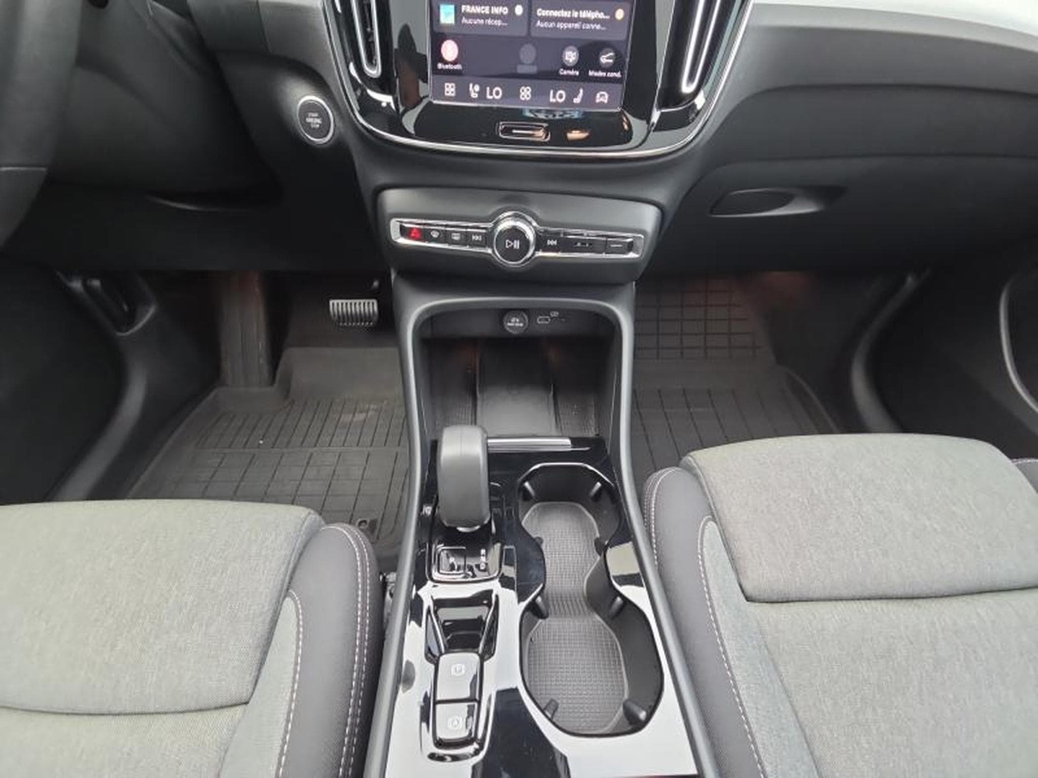 Volvo XC40 Plus (2023) - Photo 11