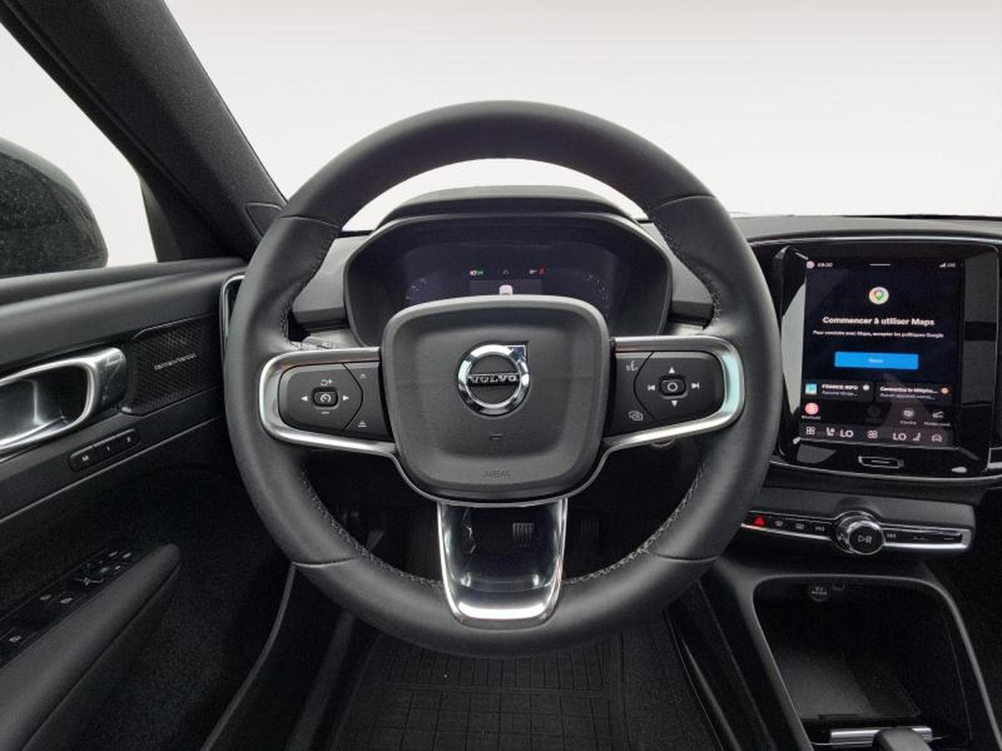 Volvo XC40 Plus (2023) - Photo 12