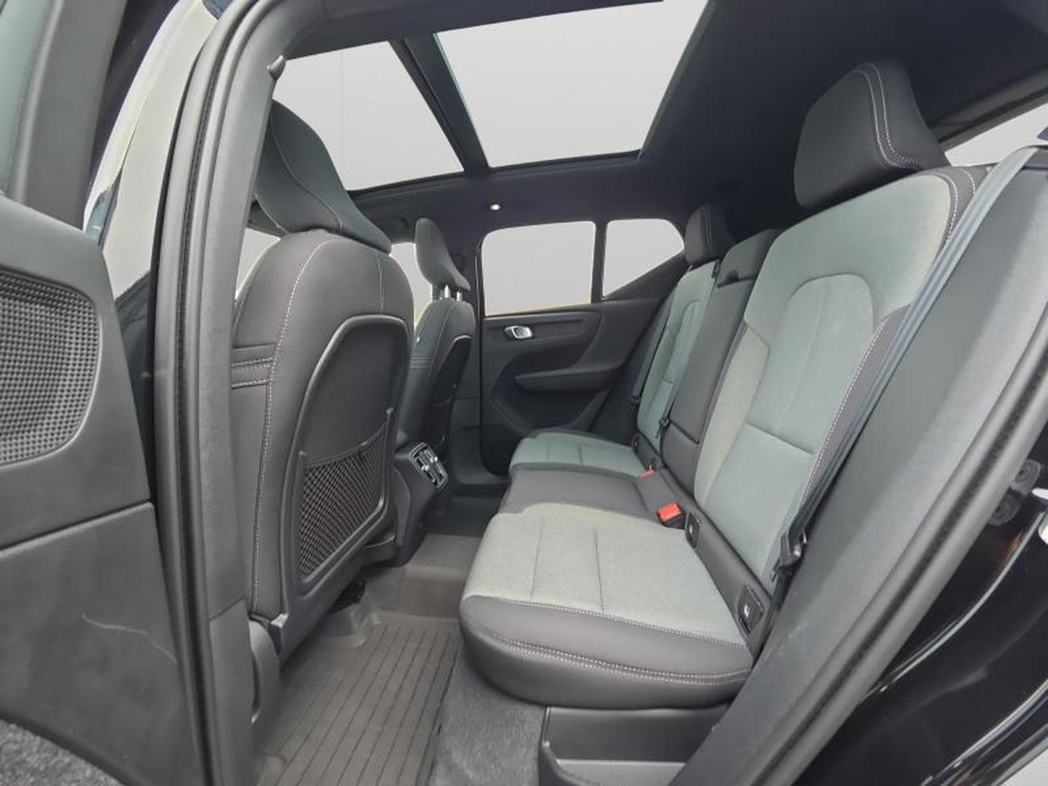 Volvo XC40 Plus (2023) - Photo 13