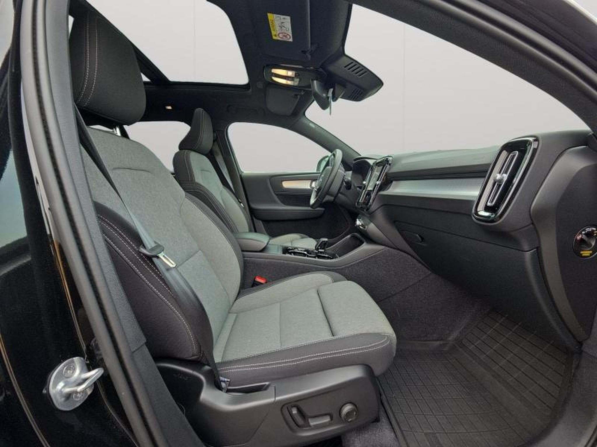 Volvo XC40 Plus (2023) - Photo 15