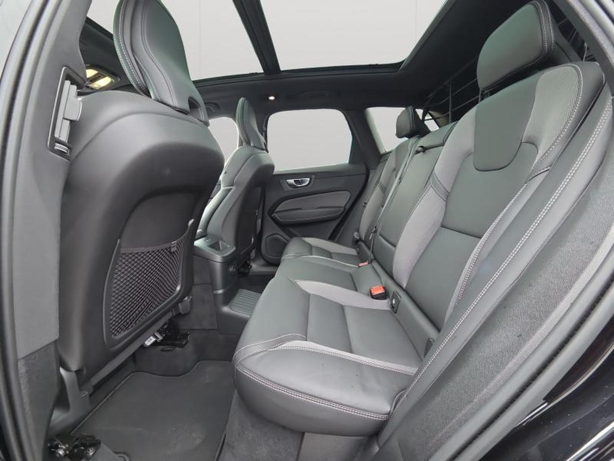 Volvo XC60 T8 Black Edition Plus / Hybride (2024) - Photo 13