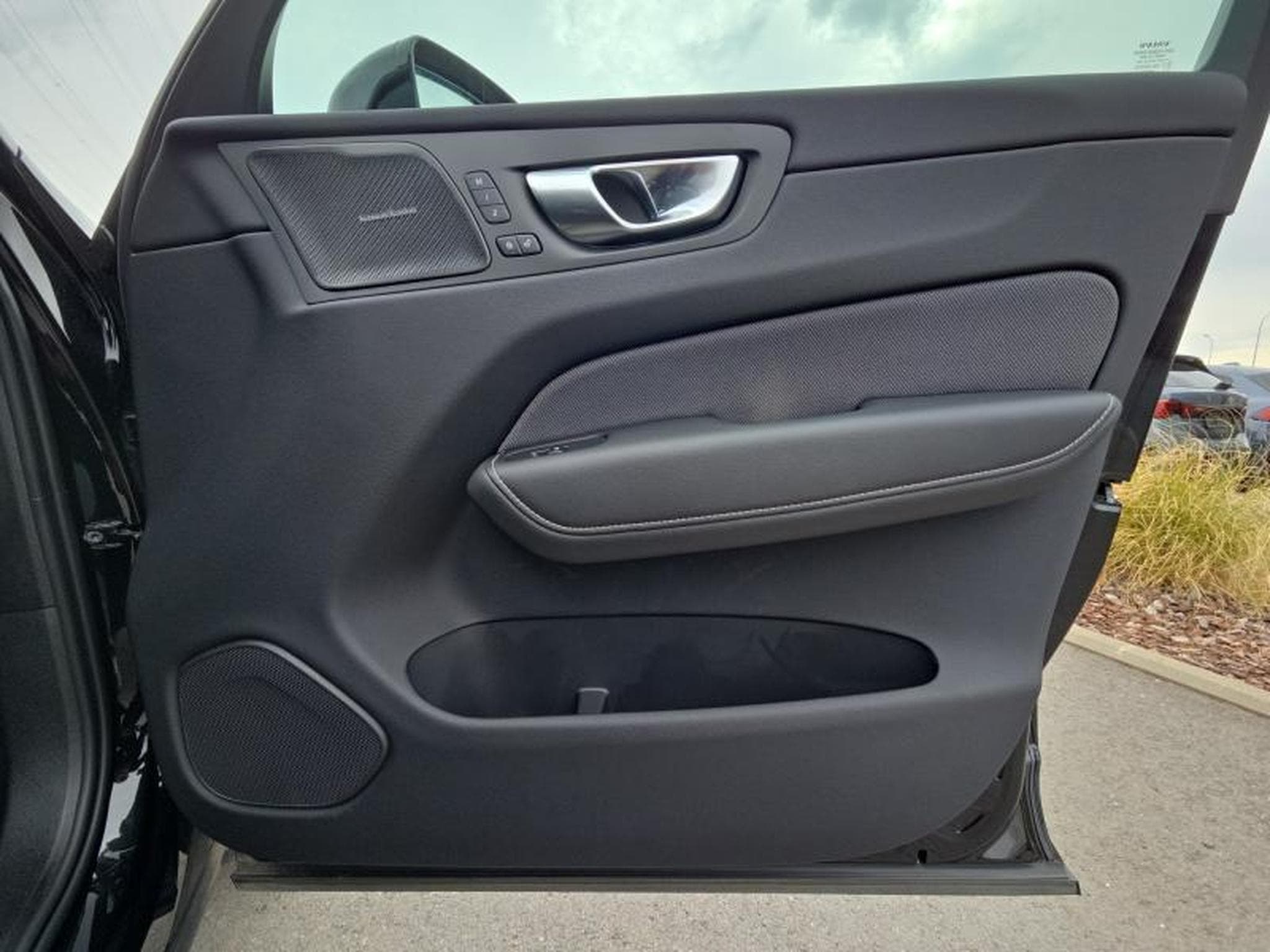 Volvo XC60 T8 Black Edition Plus / Hybride (2024) - Photo 21